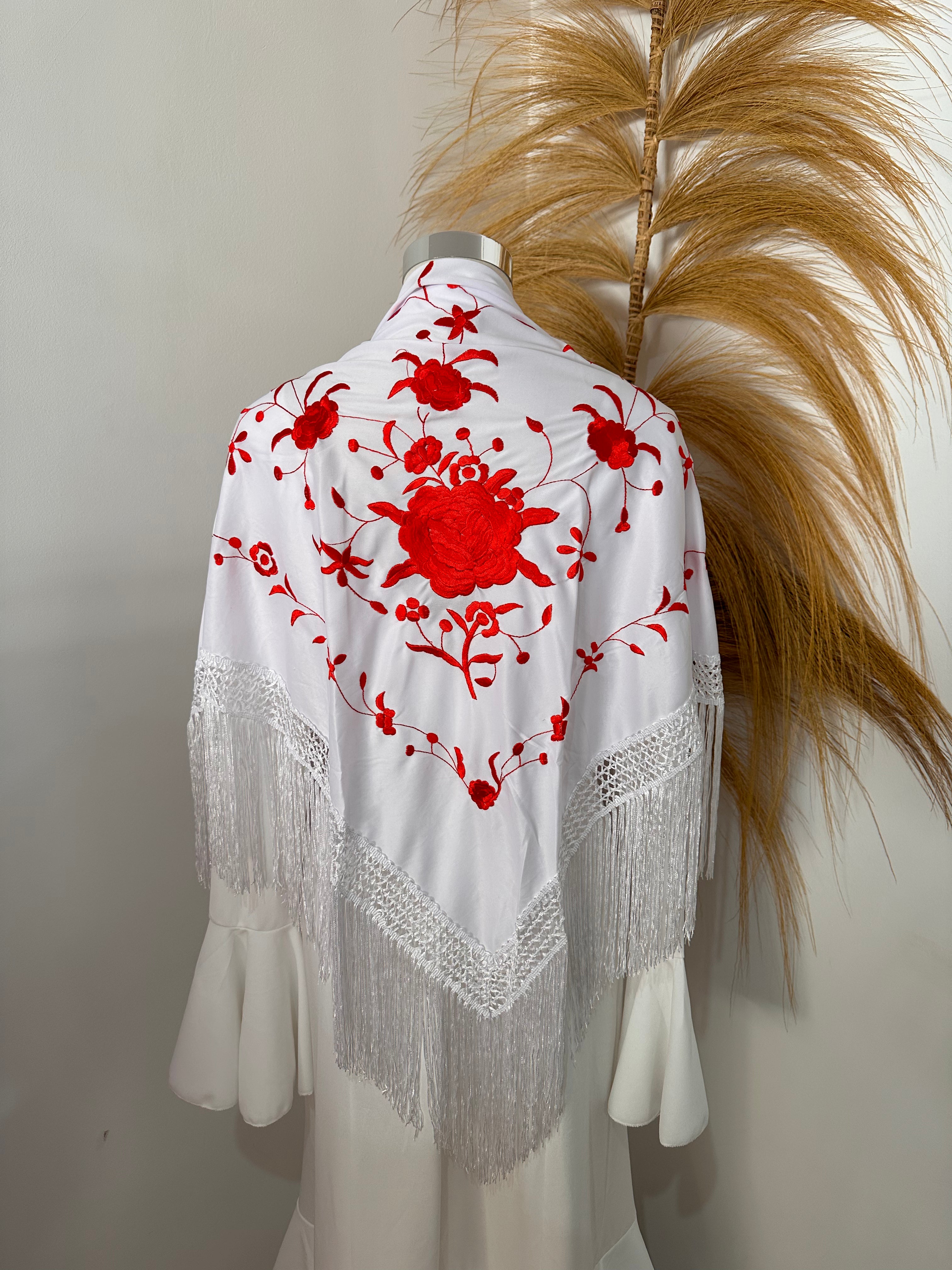 Mantoncillo blanco con bordado rojo