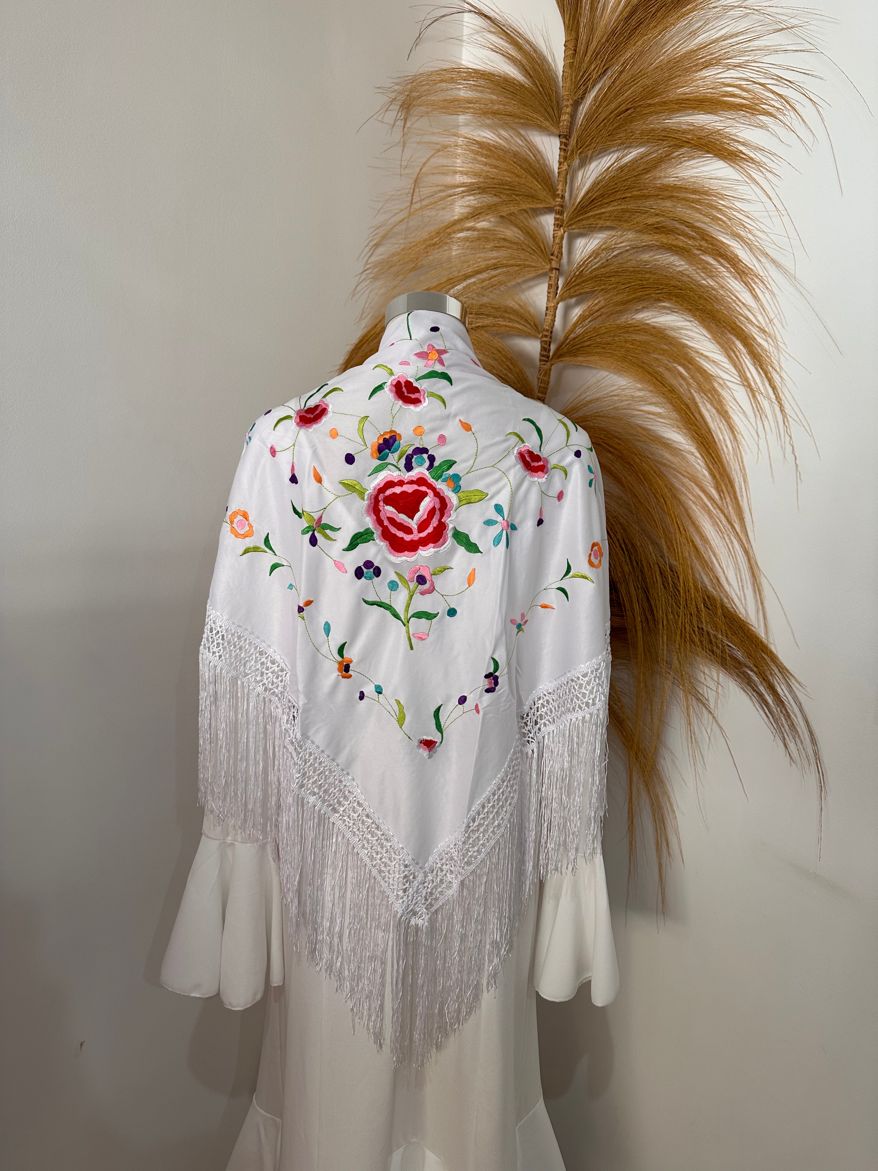 Mantoncillo blanco bordado multicolor