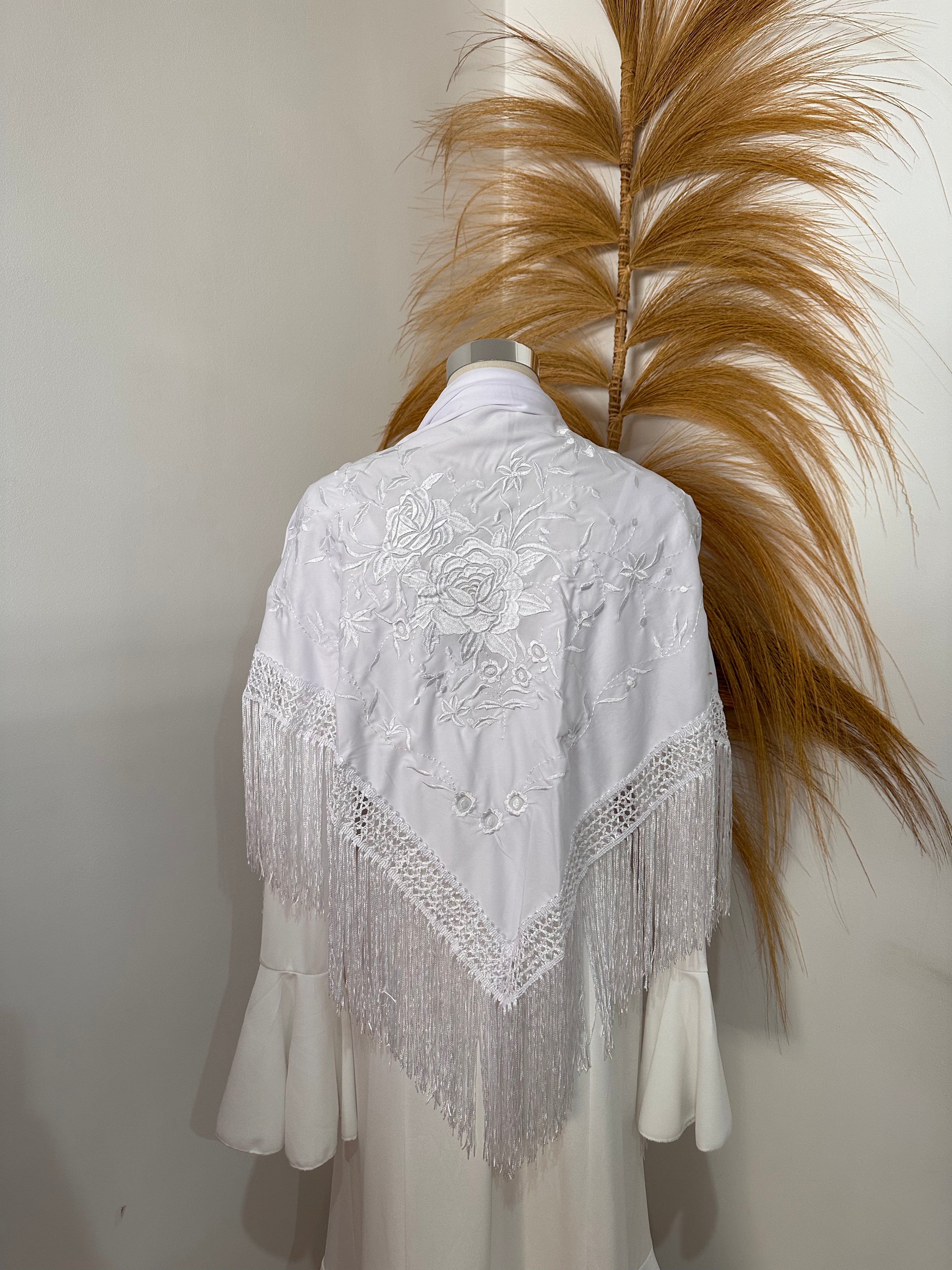 Mantoncillo blanco bordado al tono