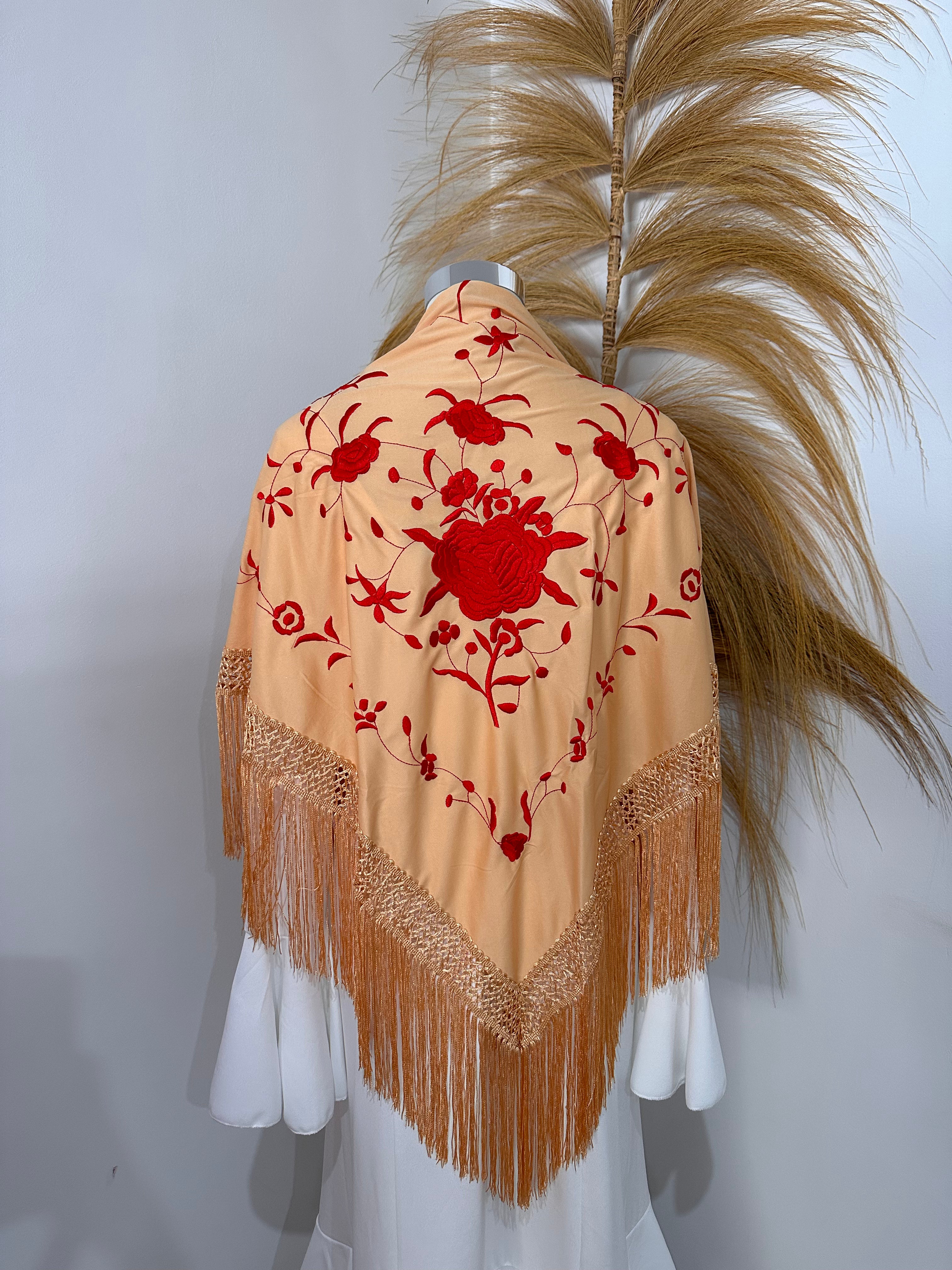 Mantoncillo salmon bordado rojo