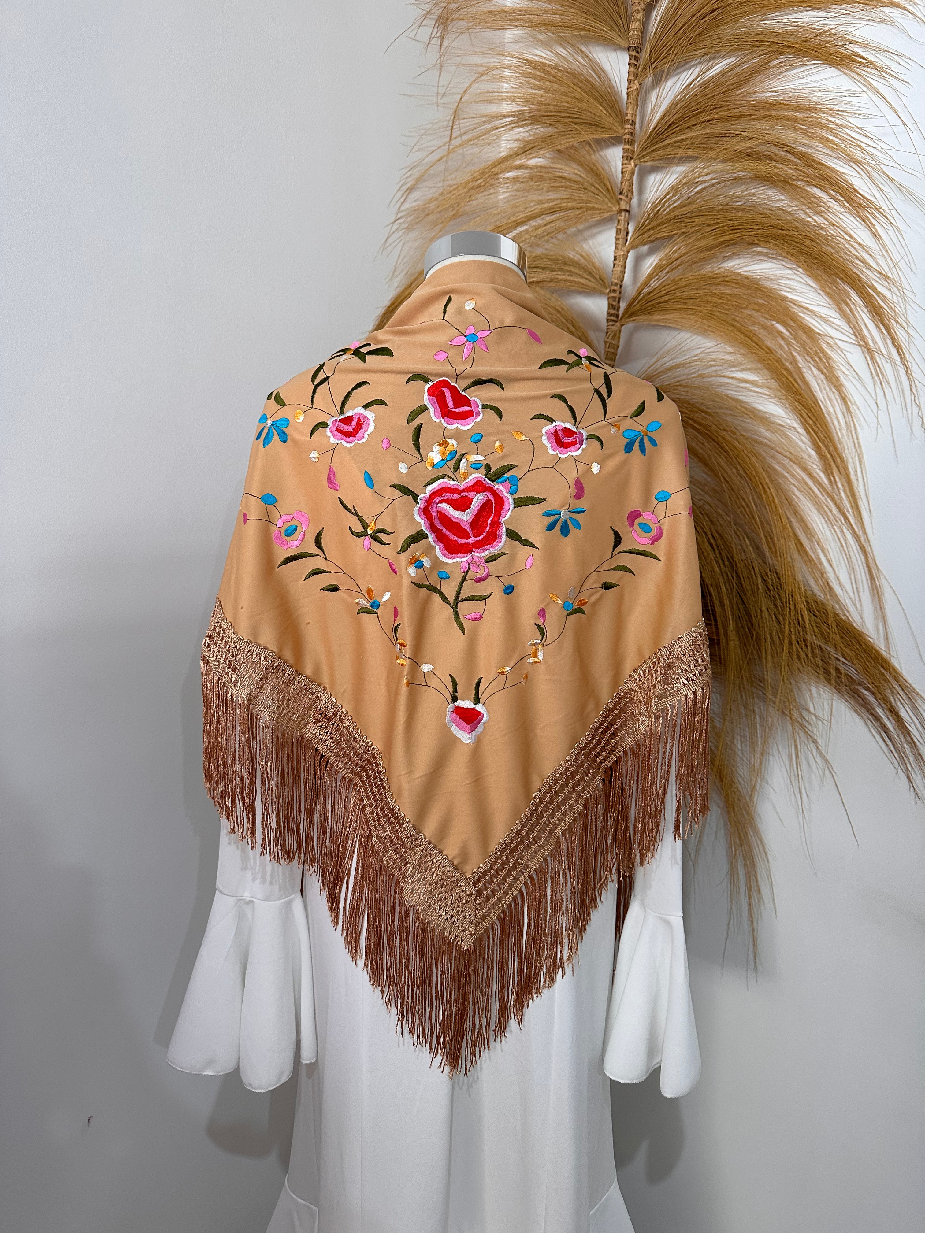 Mantoncillo marron claro con bordado color