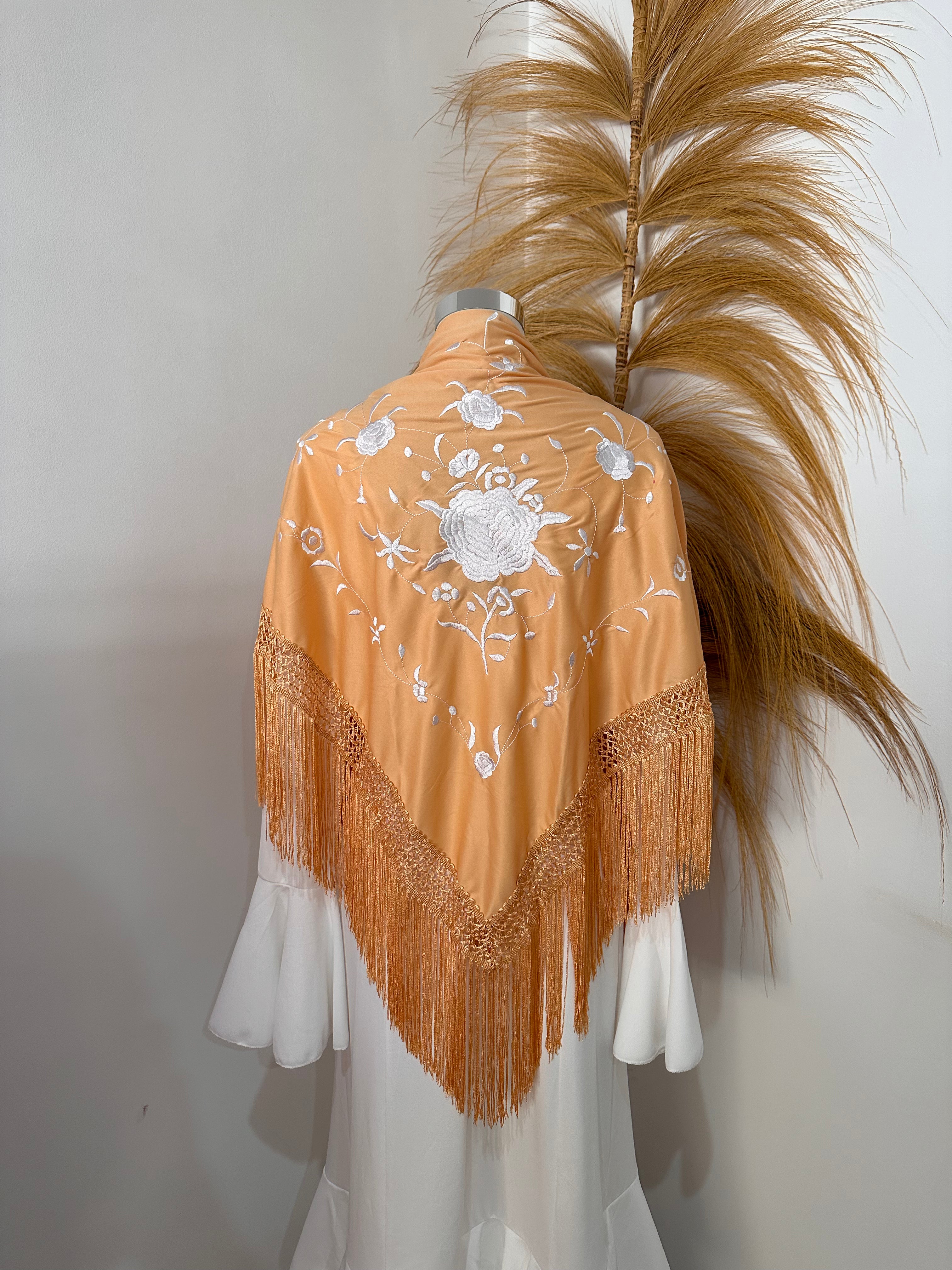 Mantoncillo salmon bordado blanco