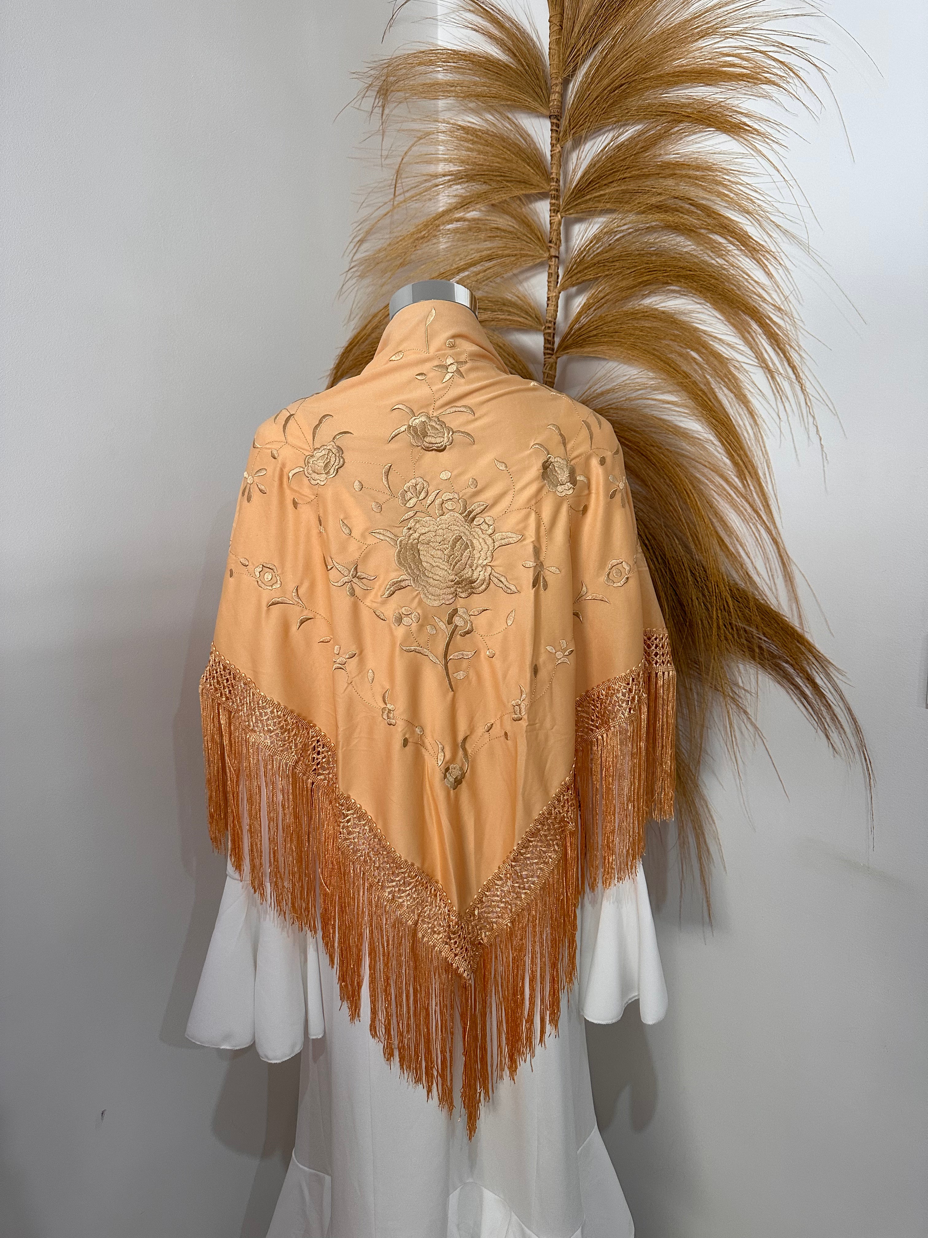 Mantoncillo salmon bordado al tono