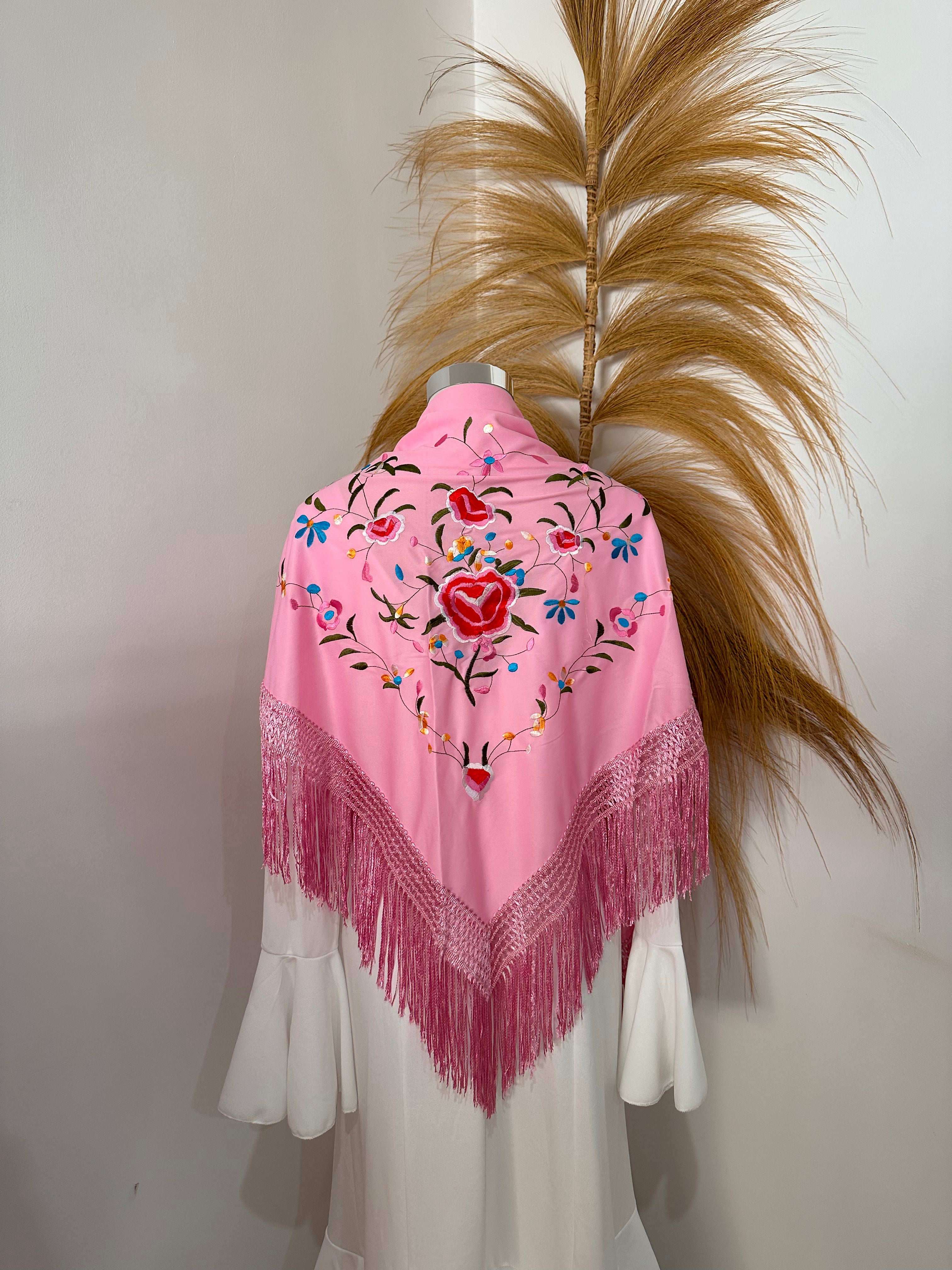 Mantoncillo rosa claro bordado en color