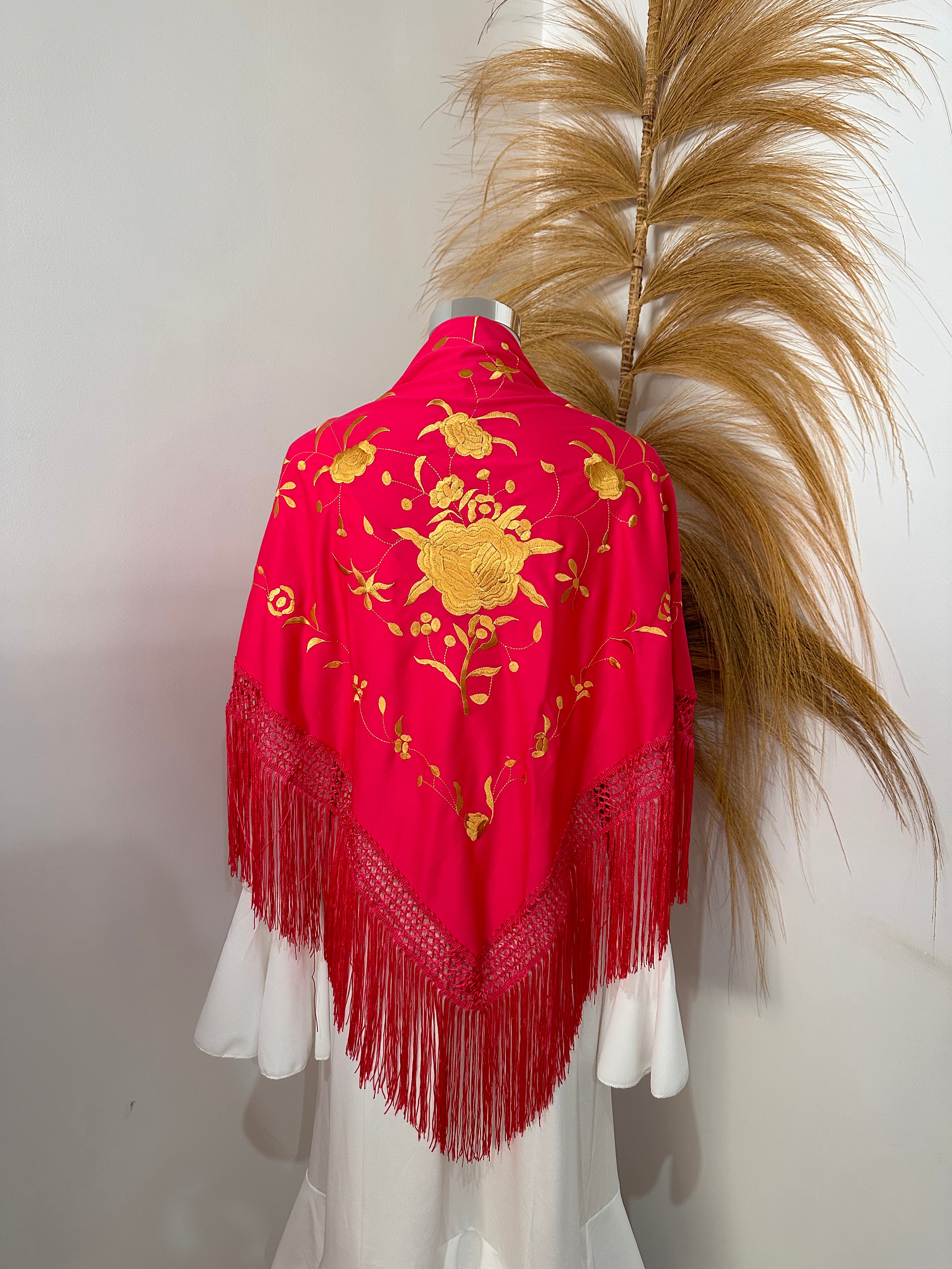 Mantoncillo fucsia bordado dorado