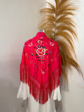 Mantoncillo fucsia bordado en colores