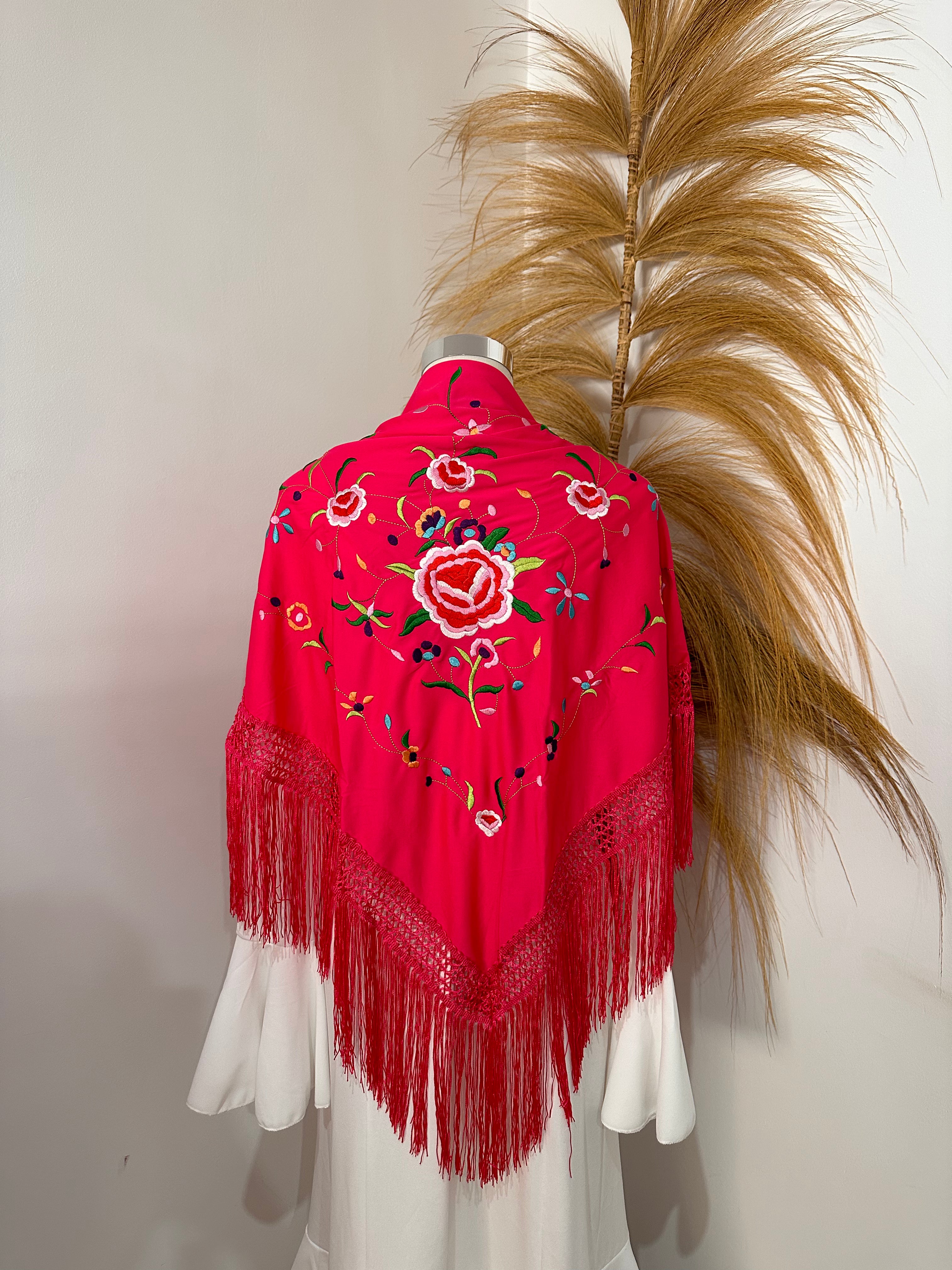 Mantoncillo fucsia bordado en colores