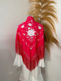 Mantoncillo fucsia bordado blanco