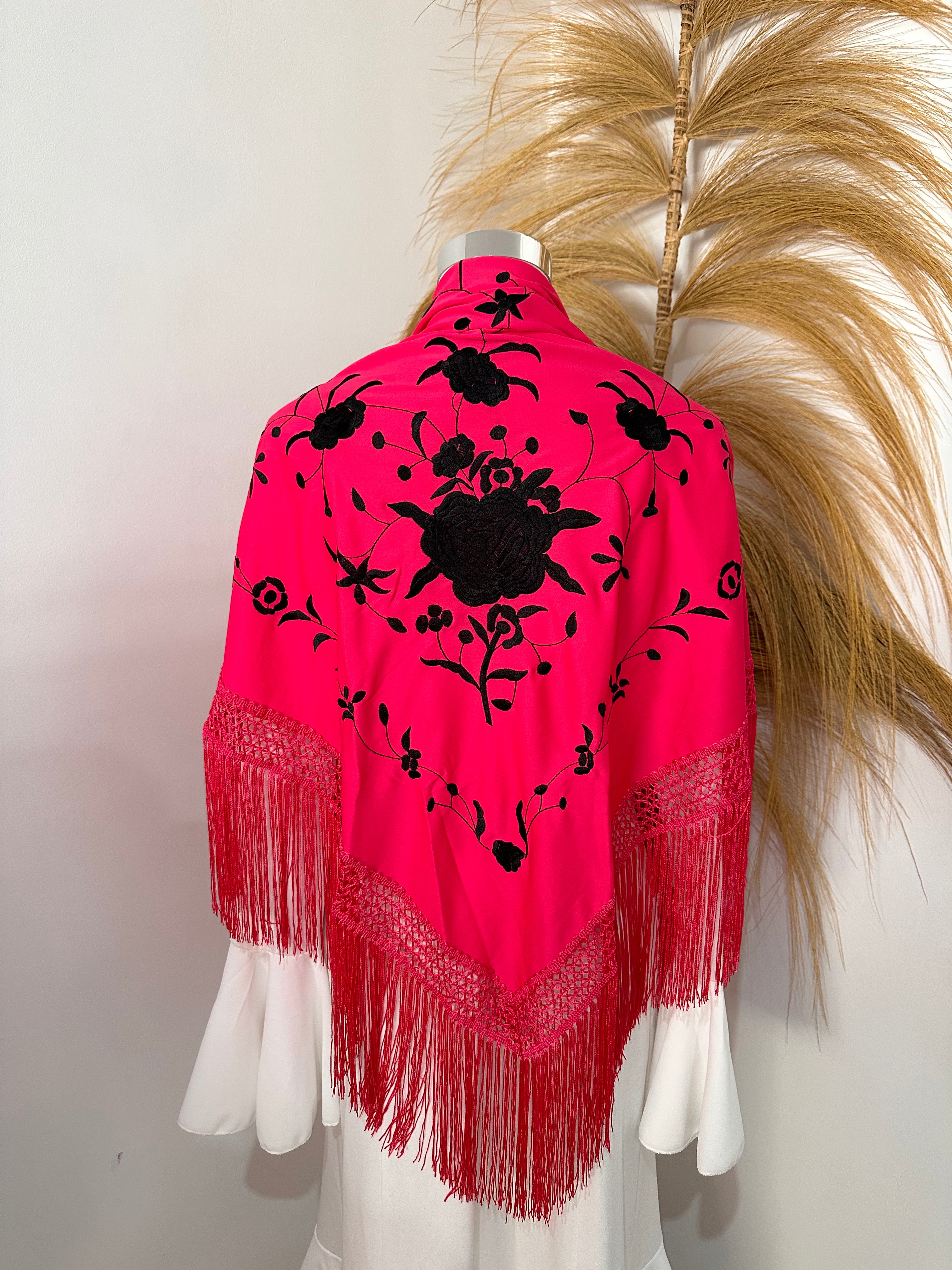 Mantoncillo fucsia bordado en negro