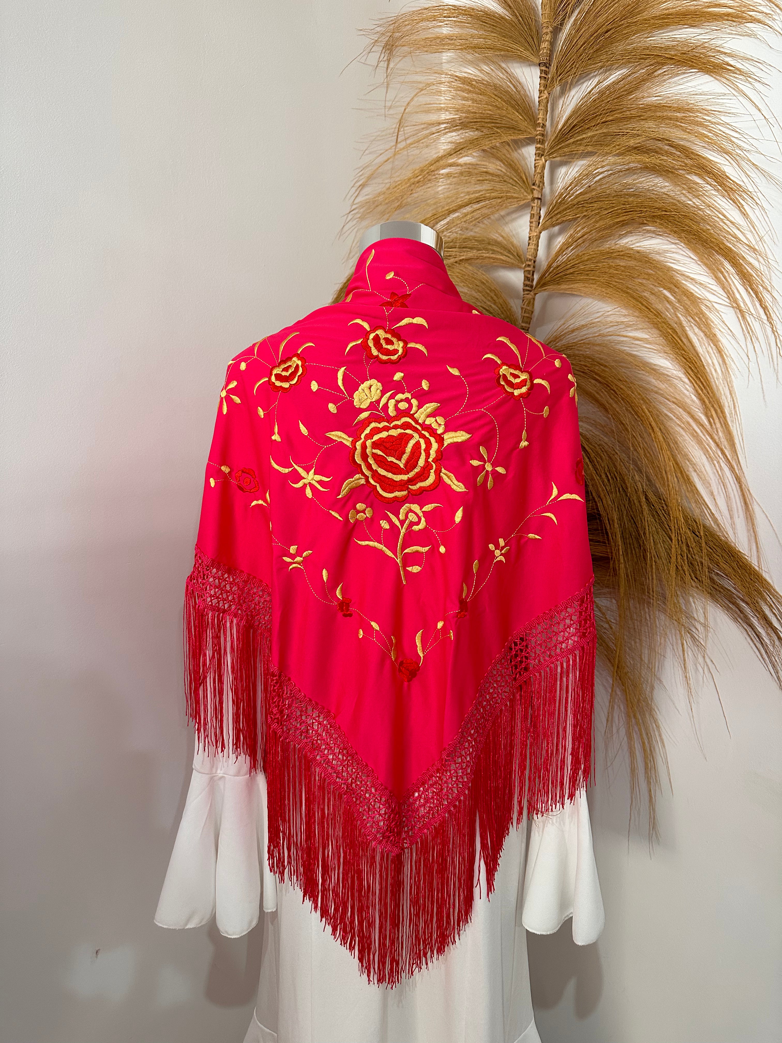 Mantoncillo fucsia bordado en dorado y rojo