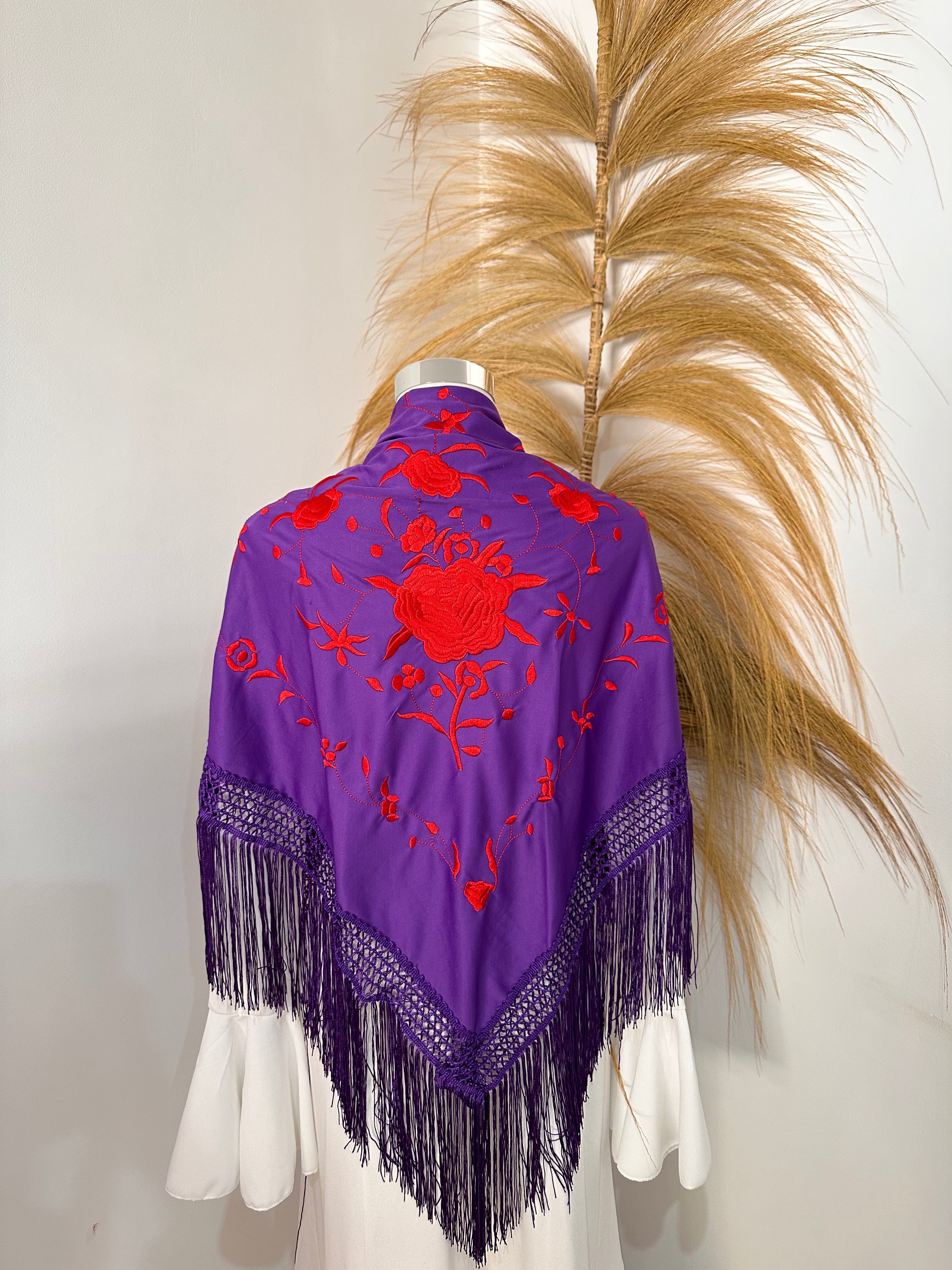 Mantoncillo morado bordado rojo