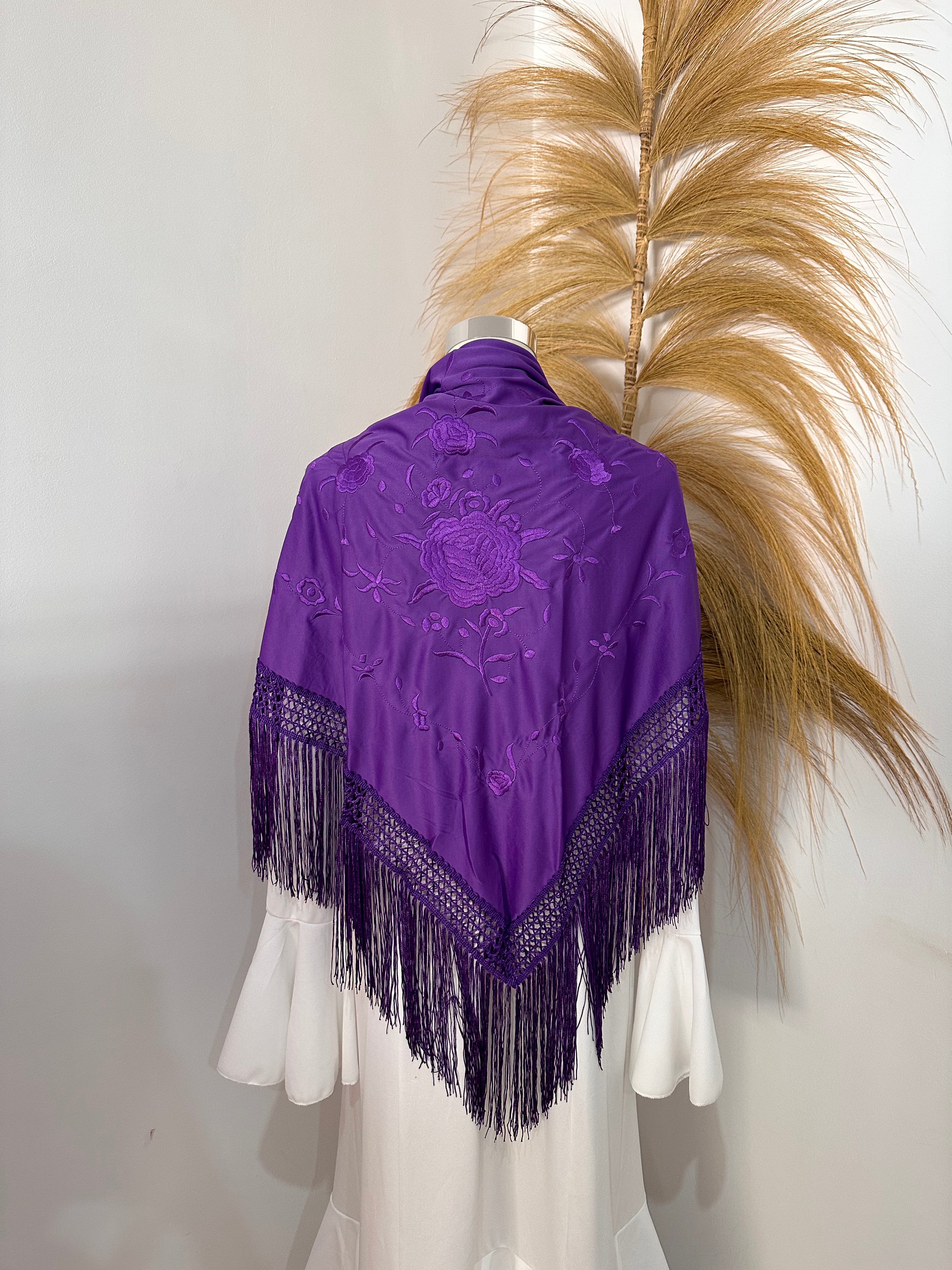 Mantoncillo morado bordado al tono