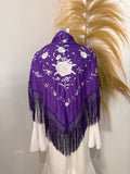 Mantoncillo morado bordado blanco