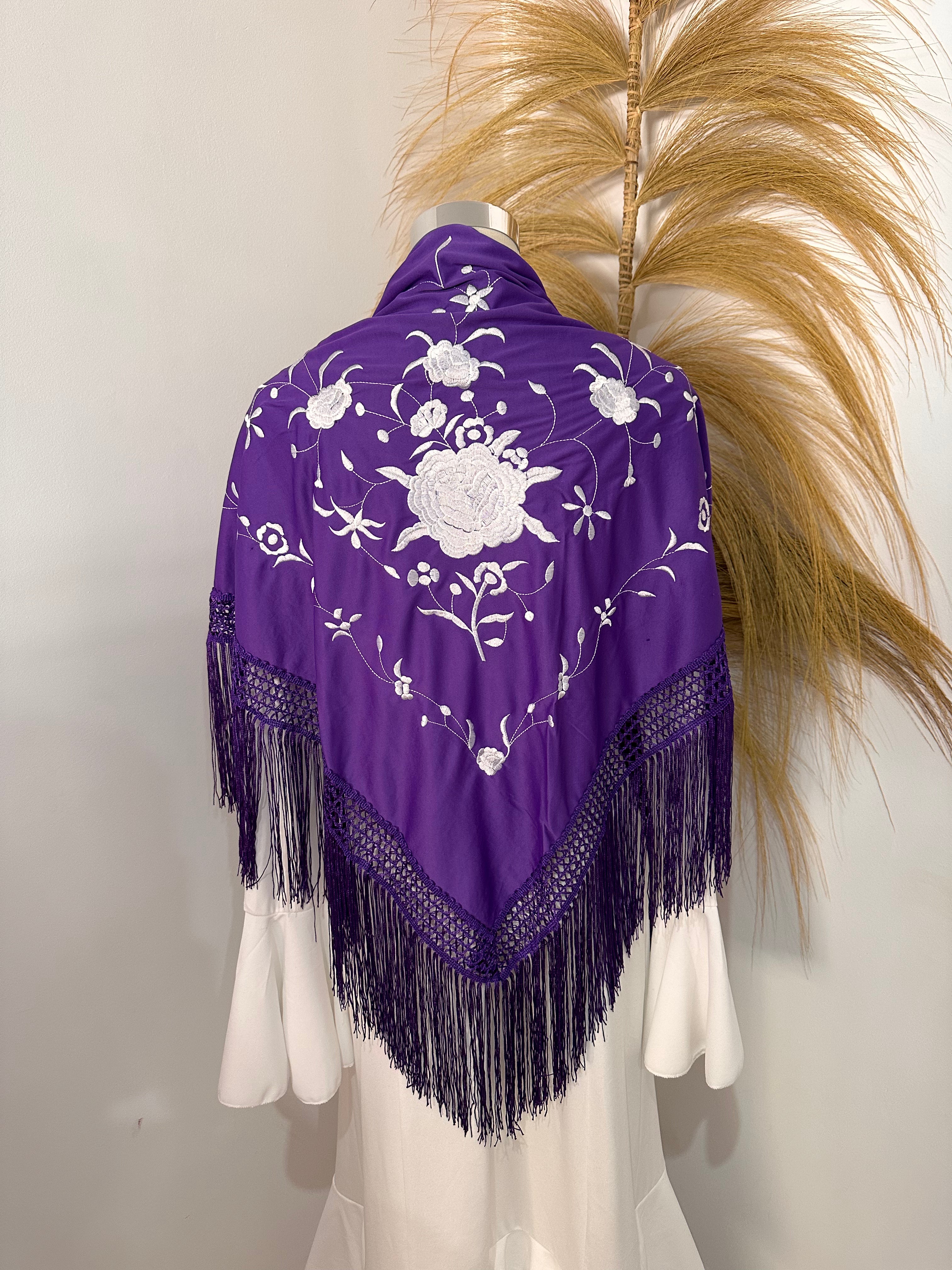 Mantoncillo morado bordado blanco