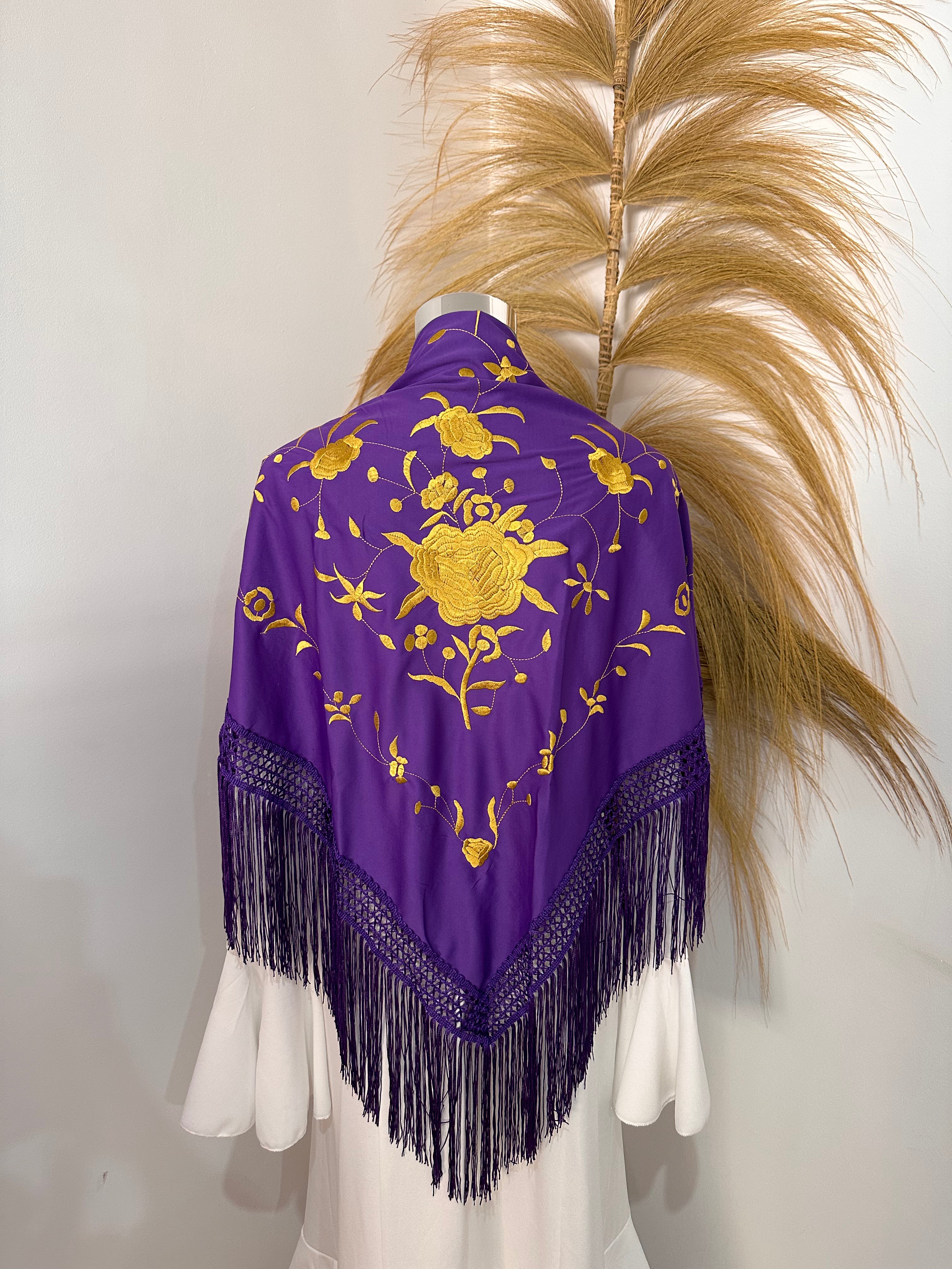 Mantoncillo morado bordado dorado