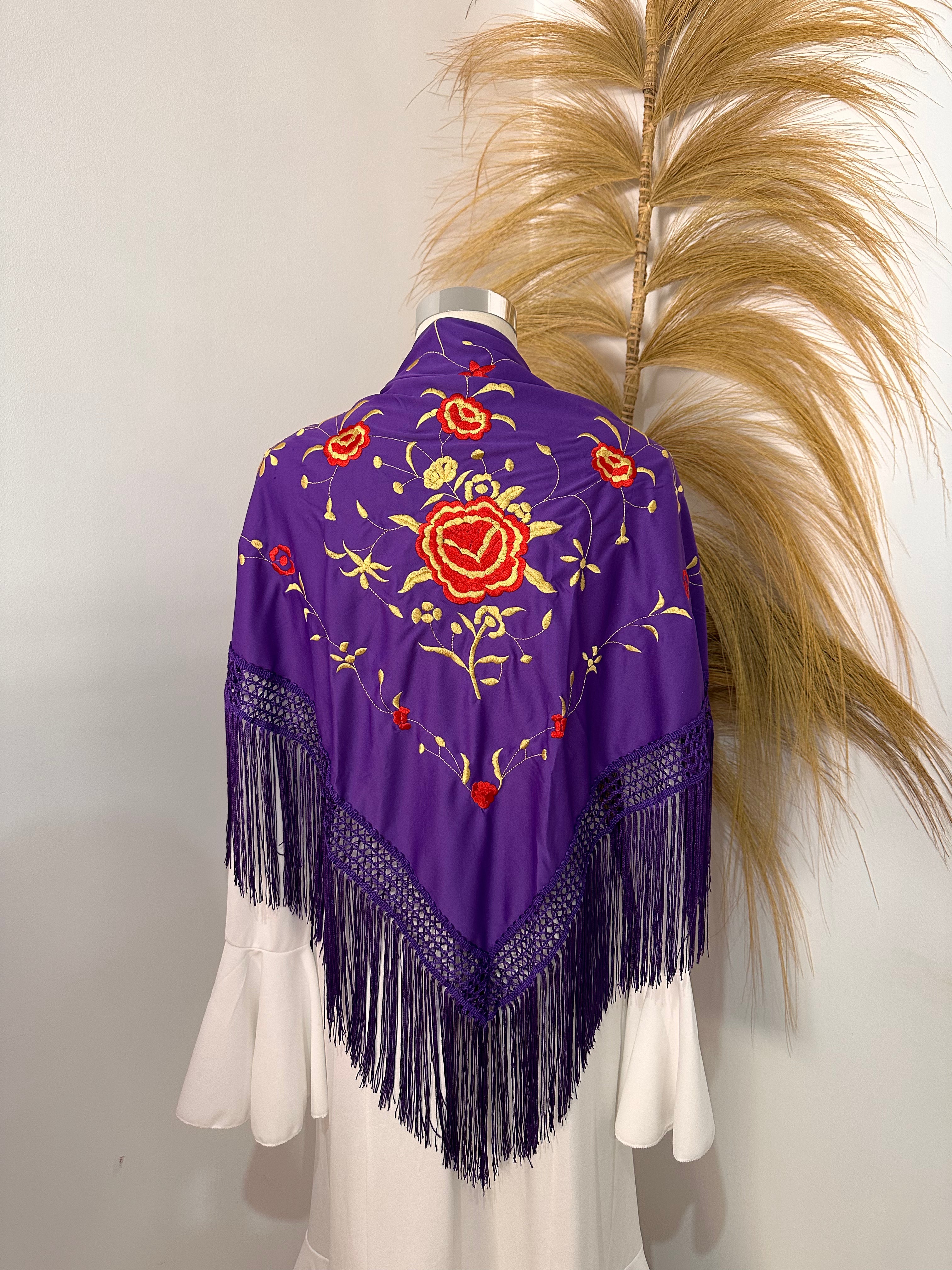 Mantoncillo morado bordado en dorado y rojo