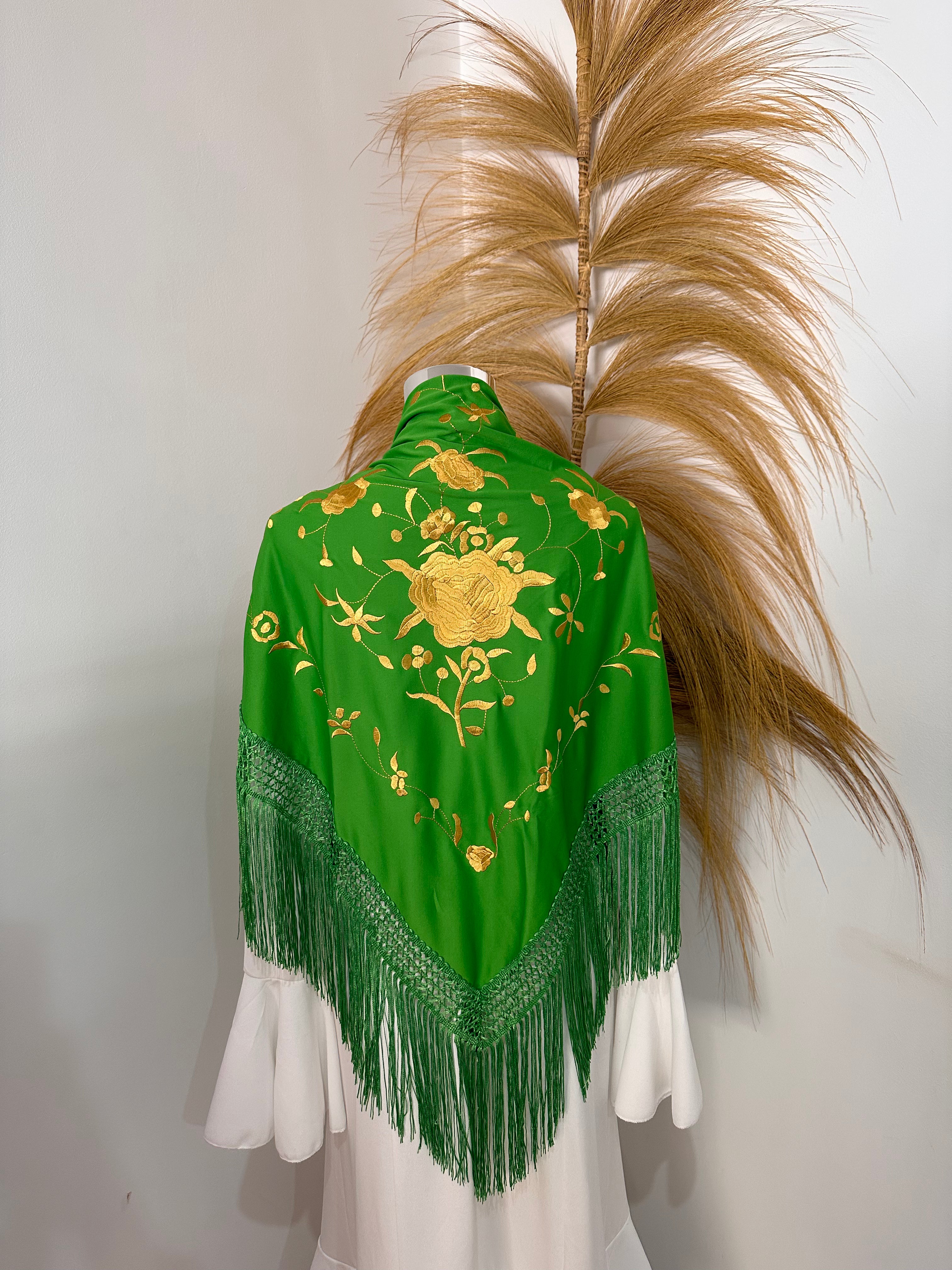 Mantoncillo verde bordado dorado