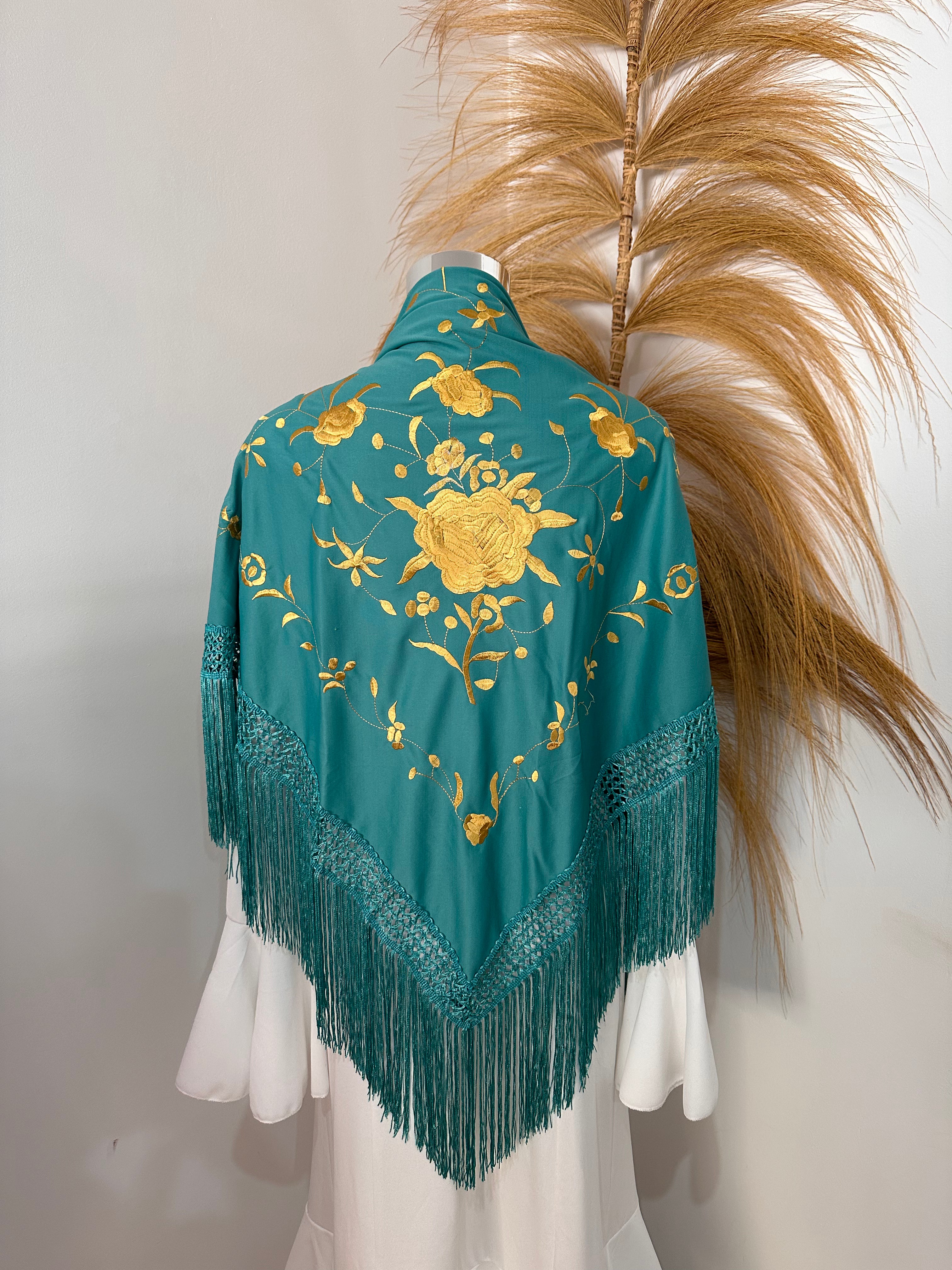 Mantoncillo turquesa bordado dorado