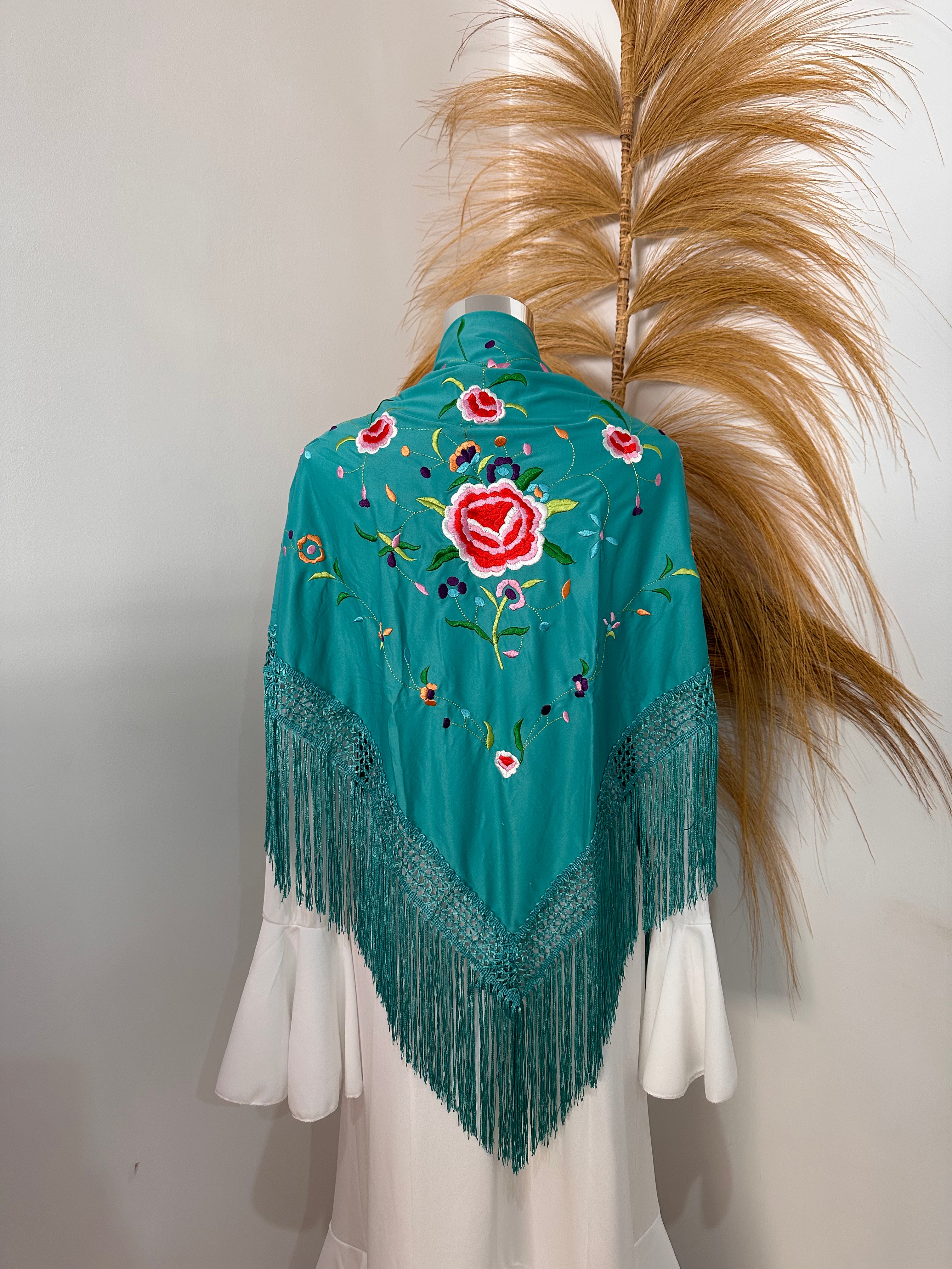 Mantoncillo turquesa bordado colores