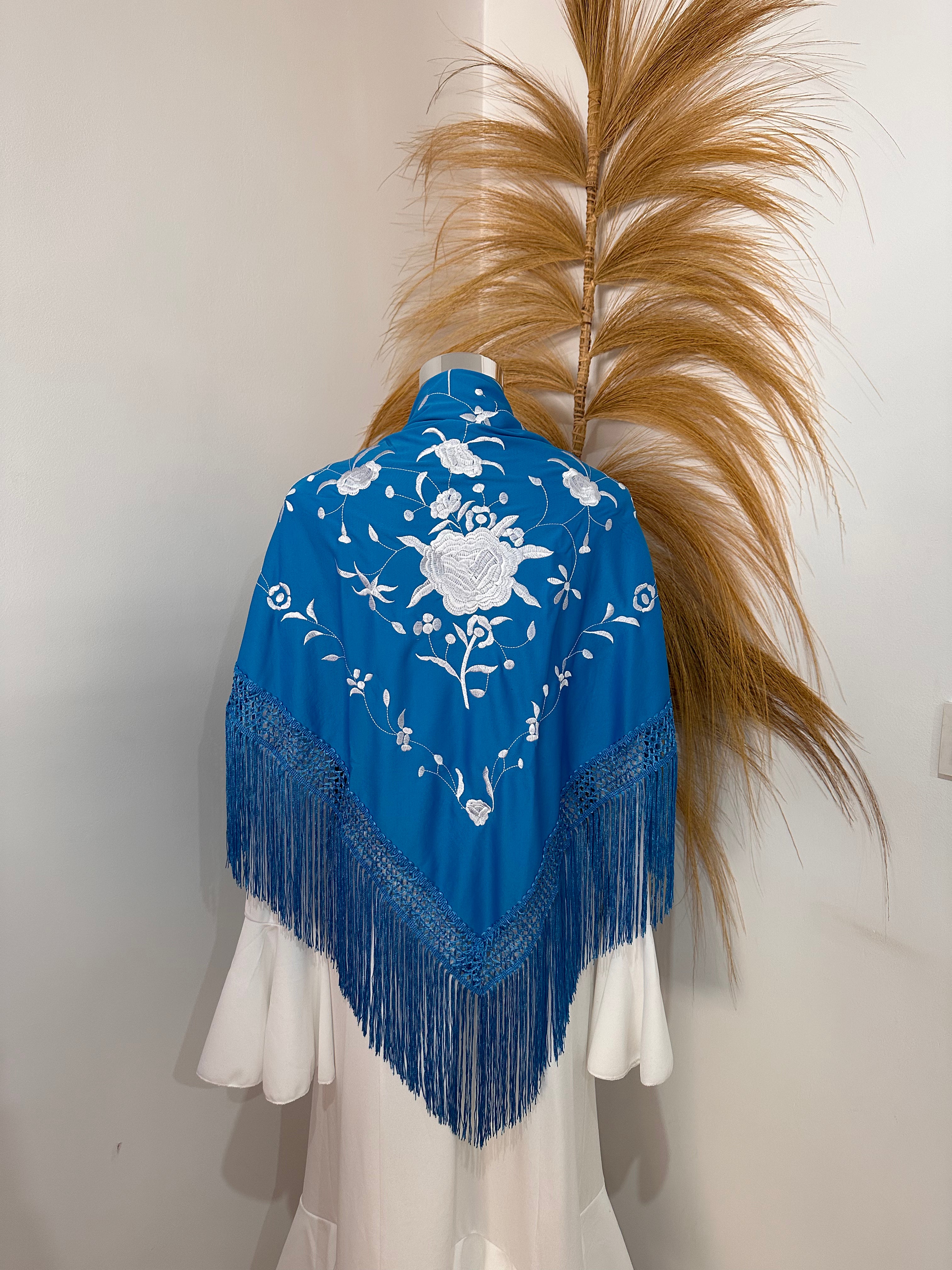 Mantoncillo azul celeste bordado en blanco