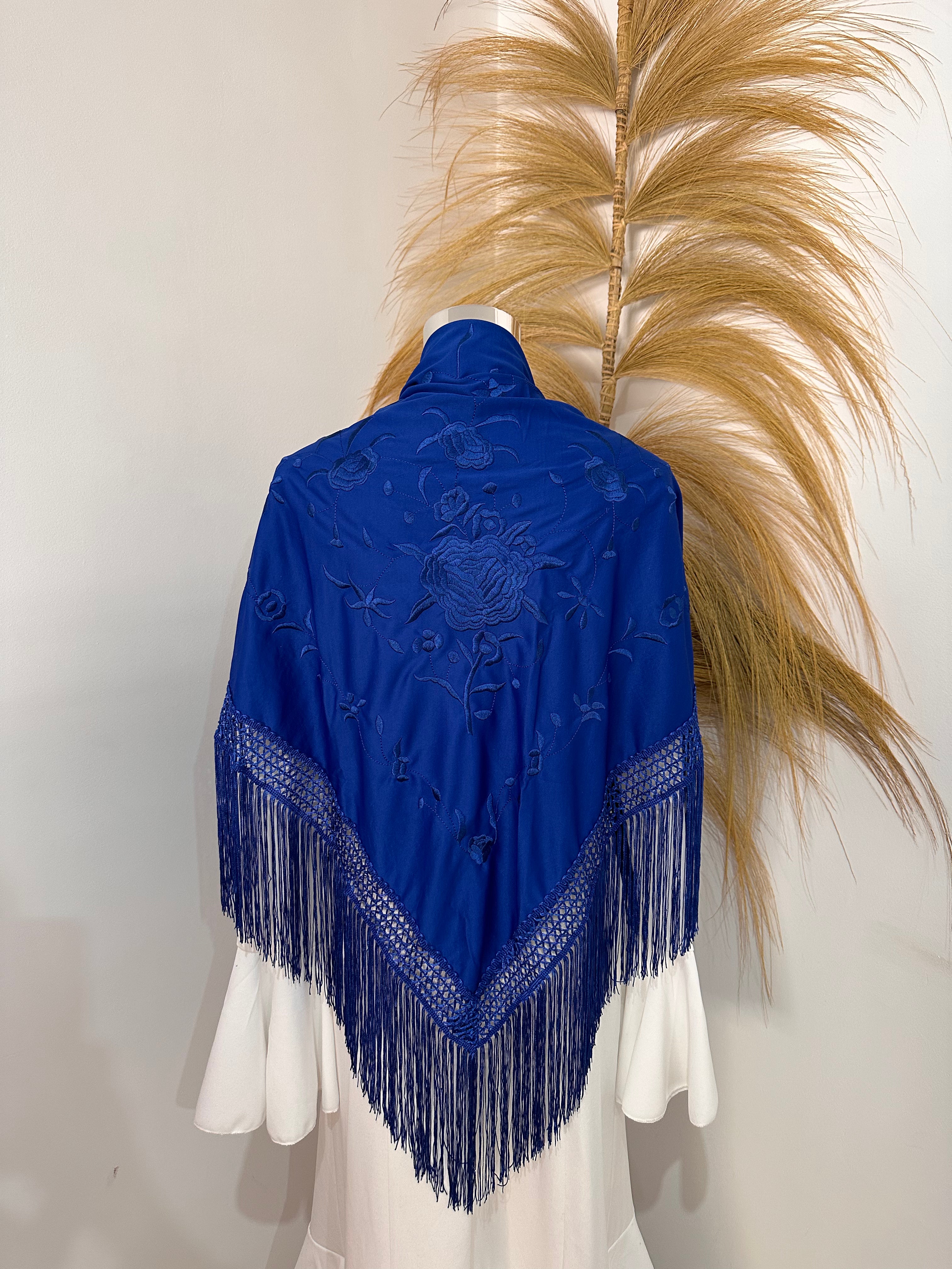 Mantoncillo azul electrico bordado al tono