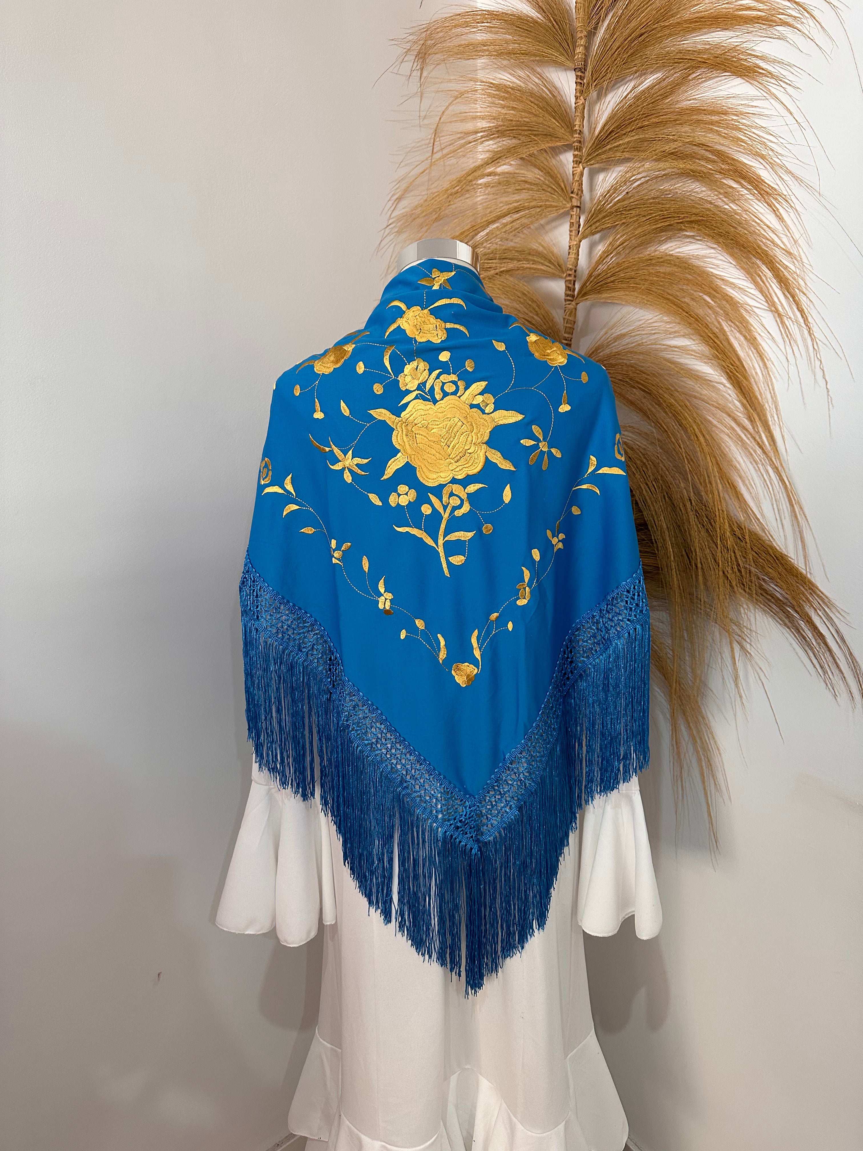 Mantoncillo azul bordado dorado