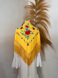 Mantoncillo amarillo con bordado rojo y azul