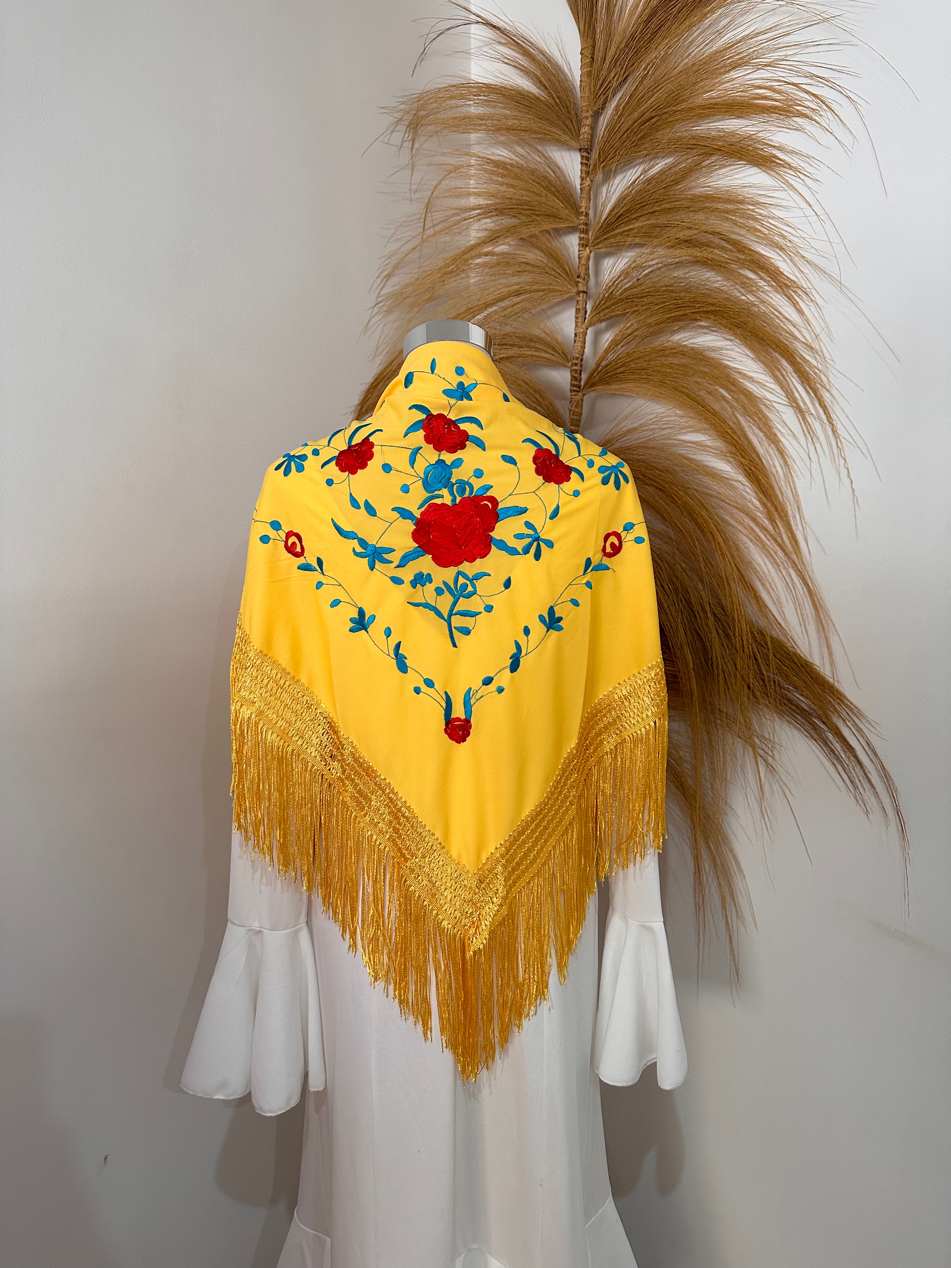 Mantoncillo amarillo con bordado rojo y azul