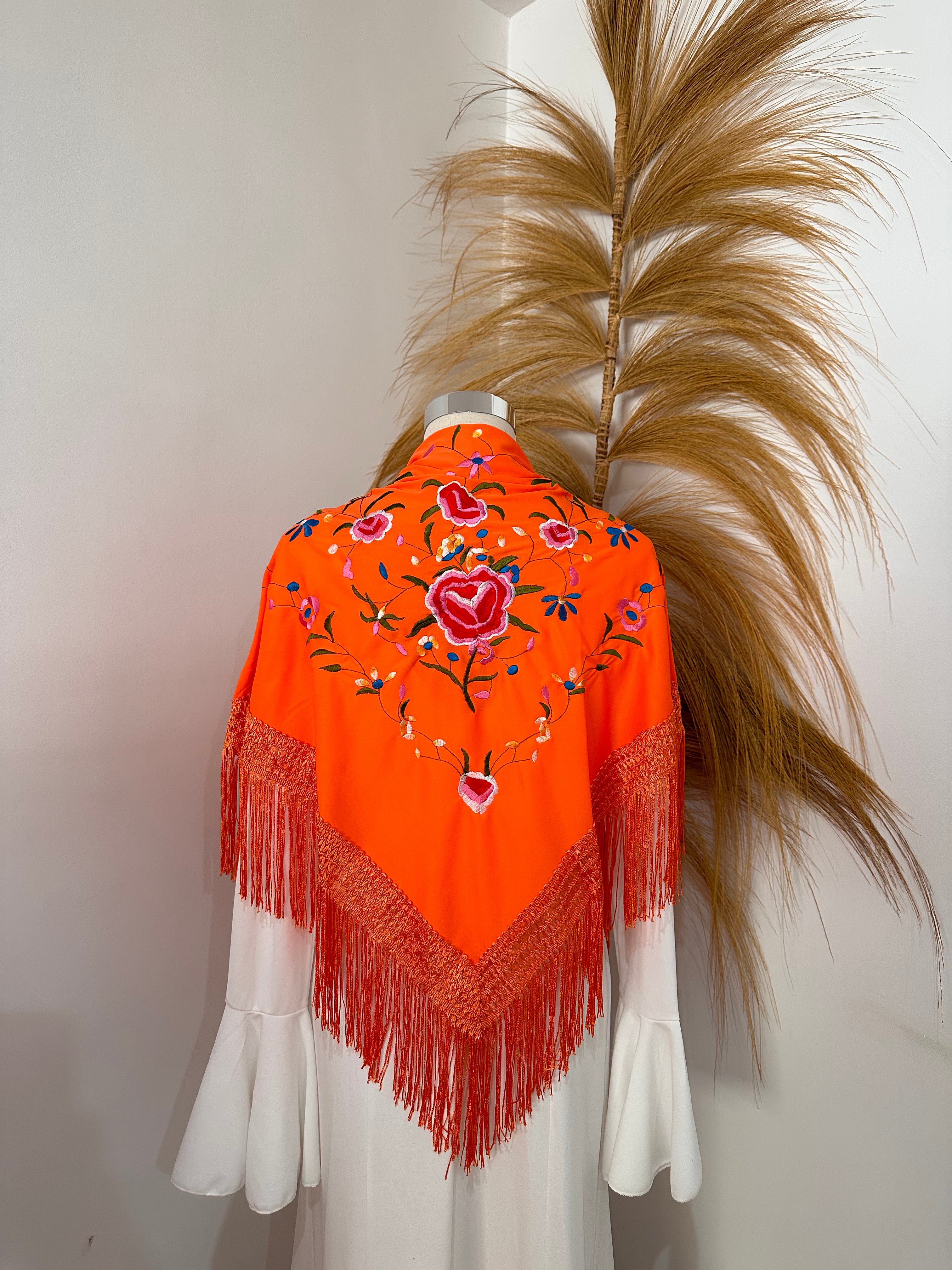 Mantoncillo naranja con bordado color