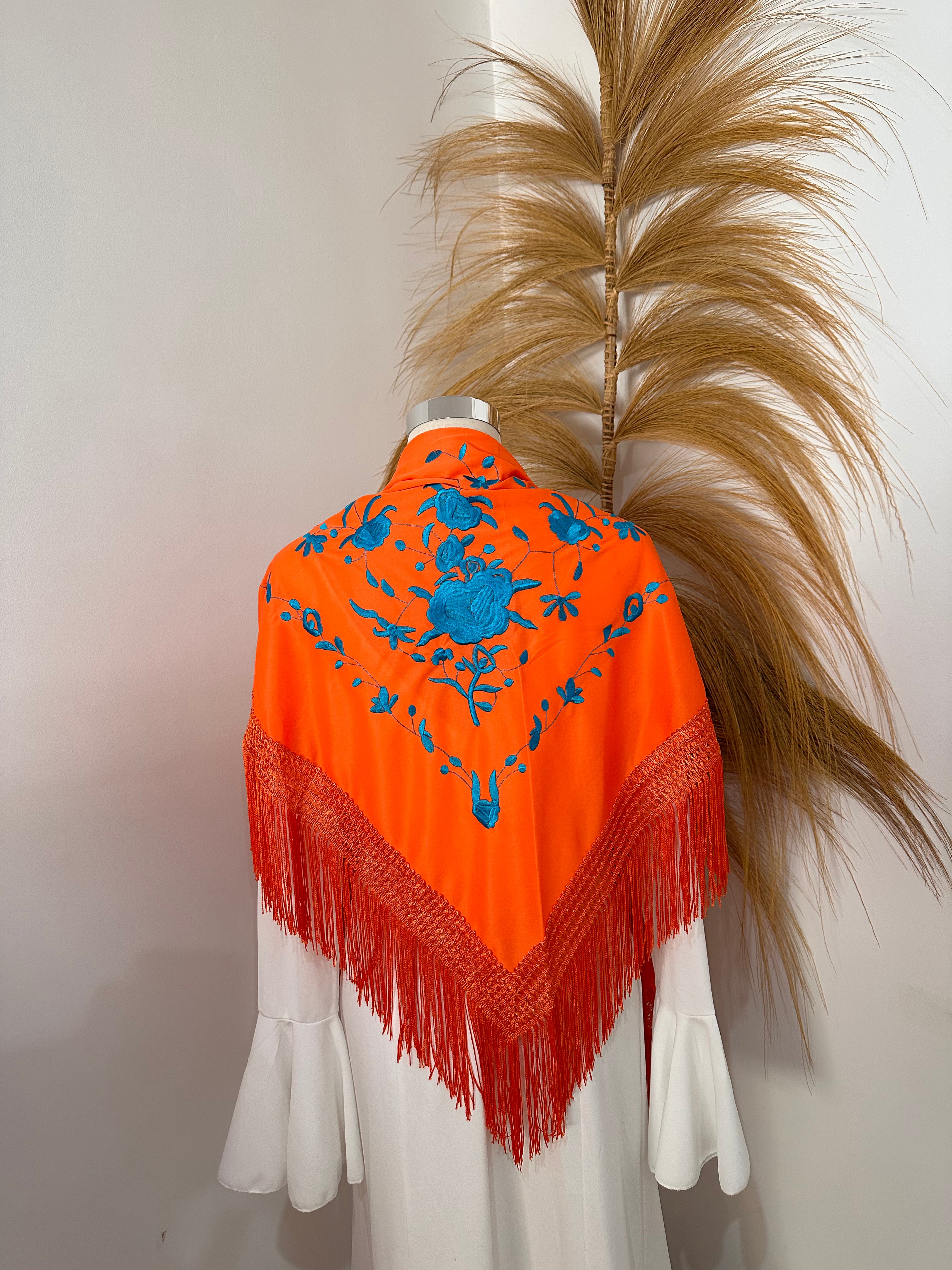 Mantoncillo naranja con bordado azul