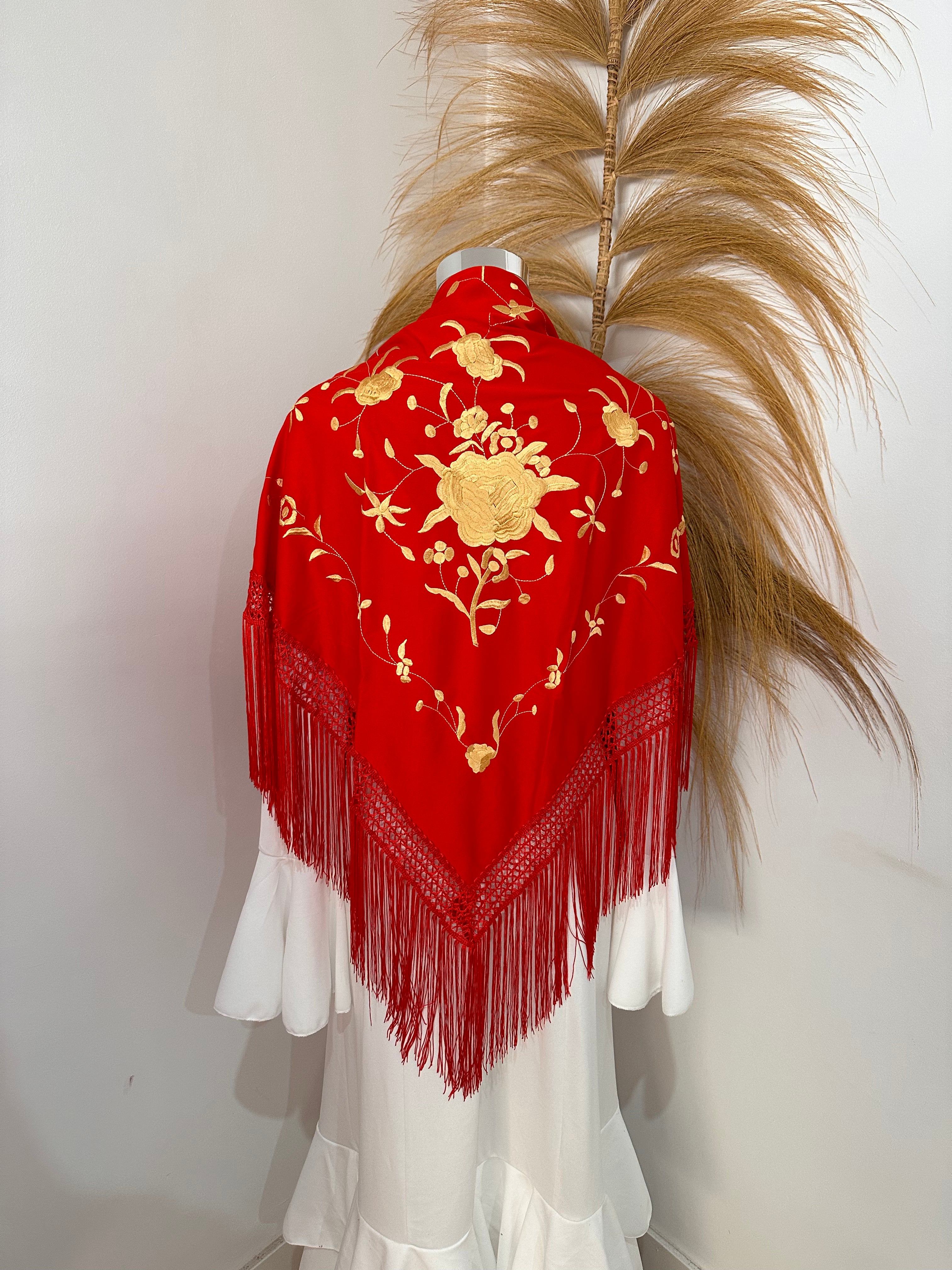 Mantoncillo rojo con bordado dorado