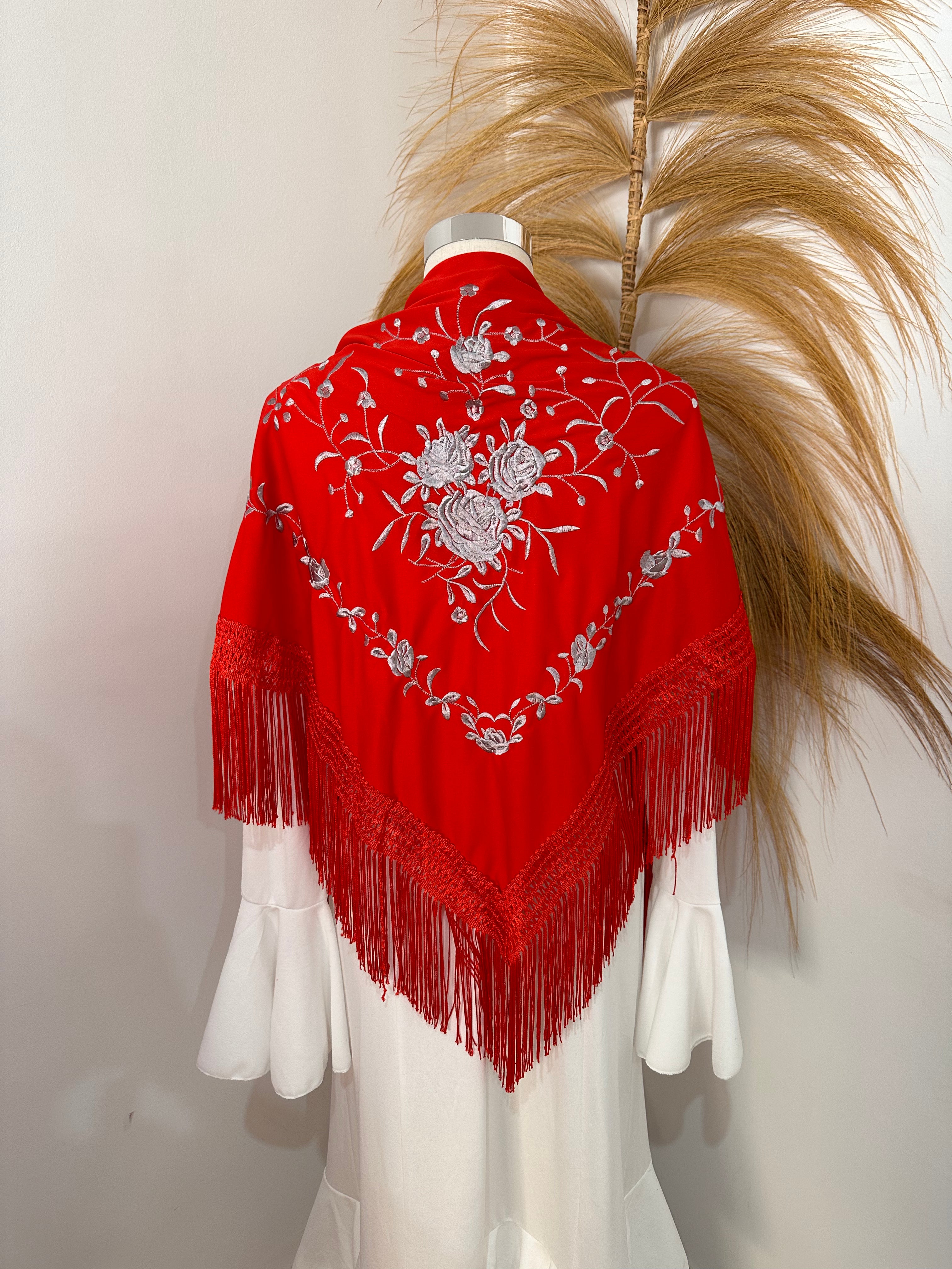 Mantoncillo rojo bordado plata