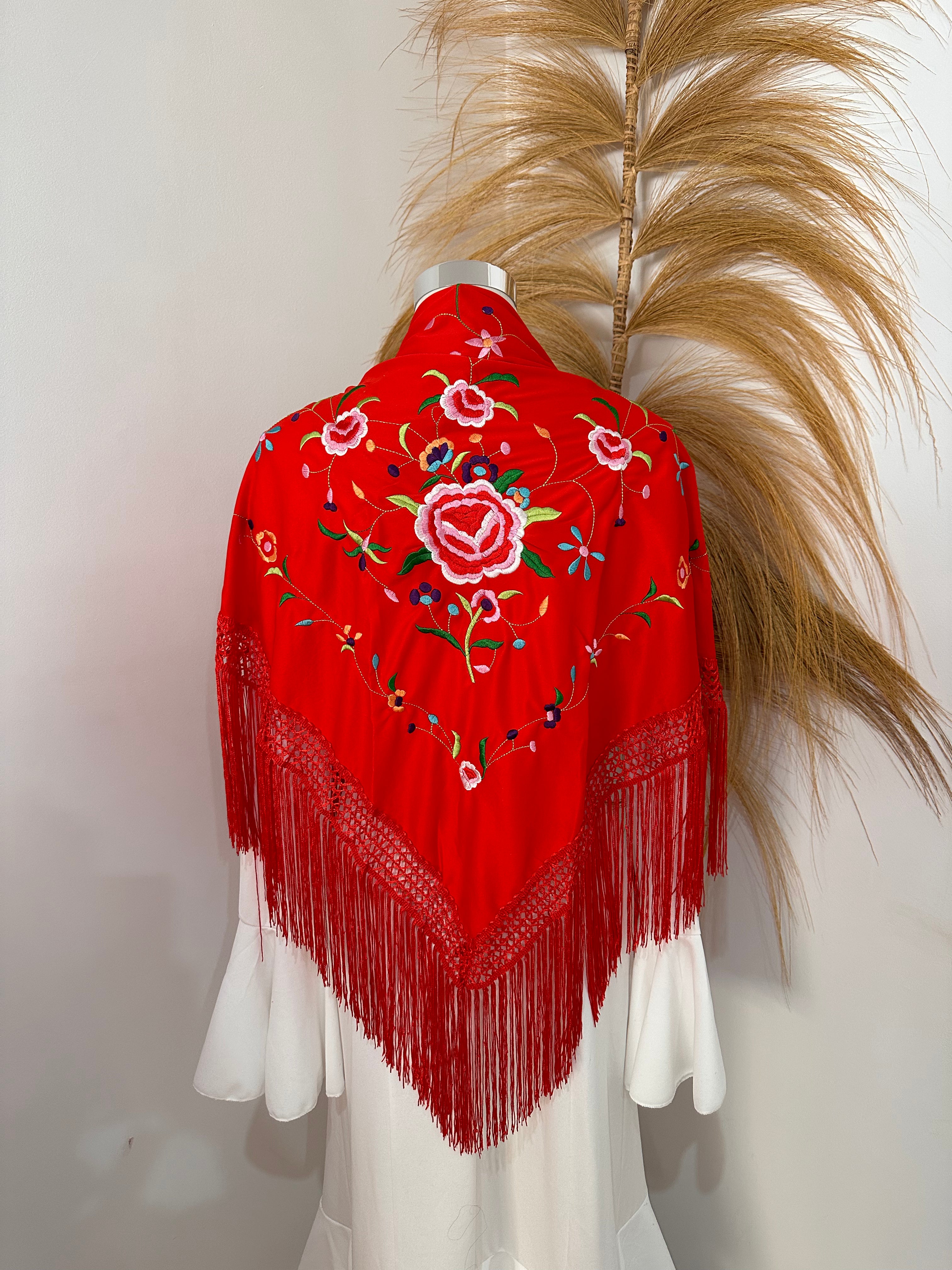 Mantoncillo rojo bordado color