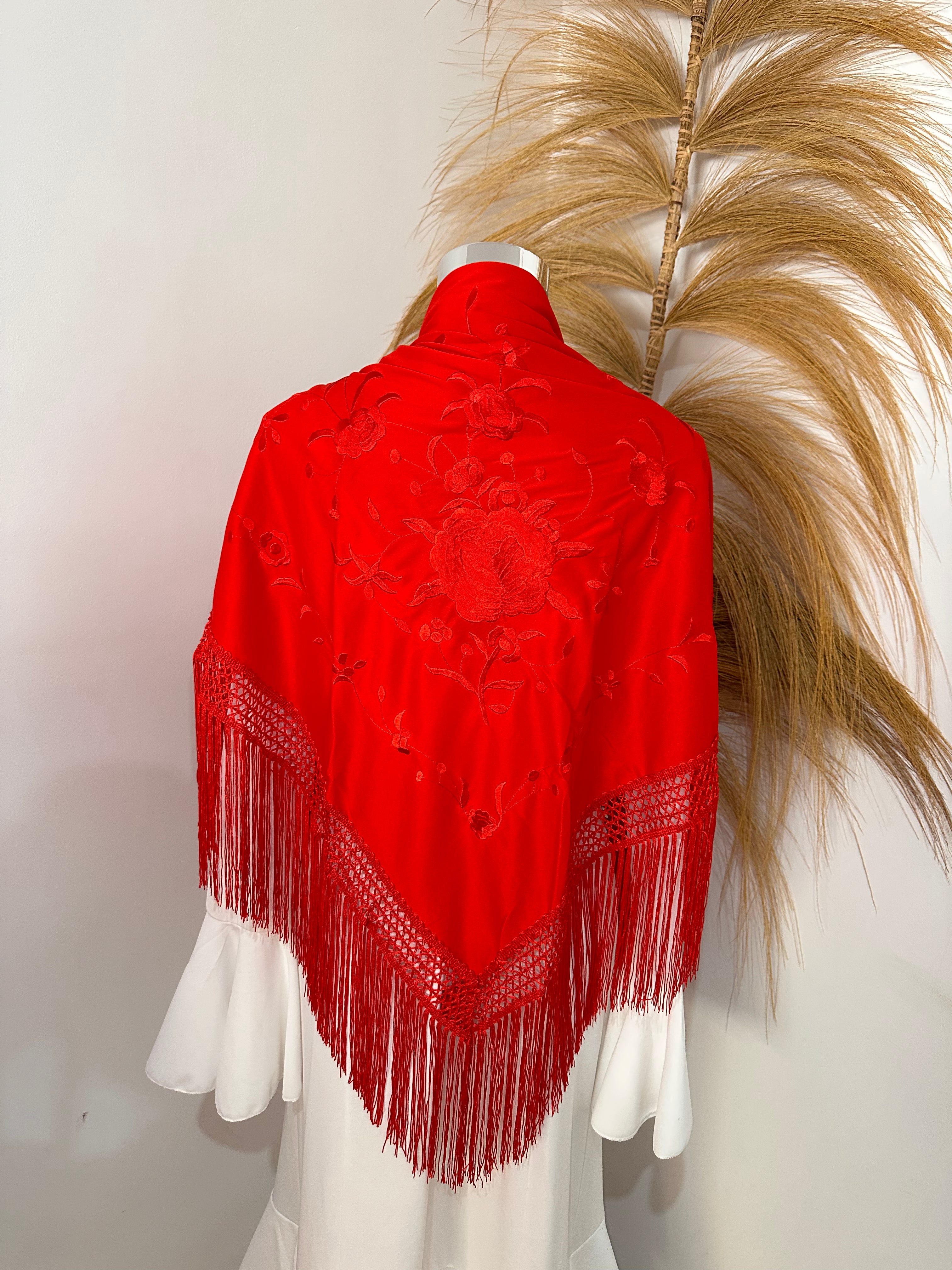 Mantoncillo rojo bordado al tono