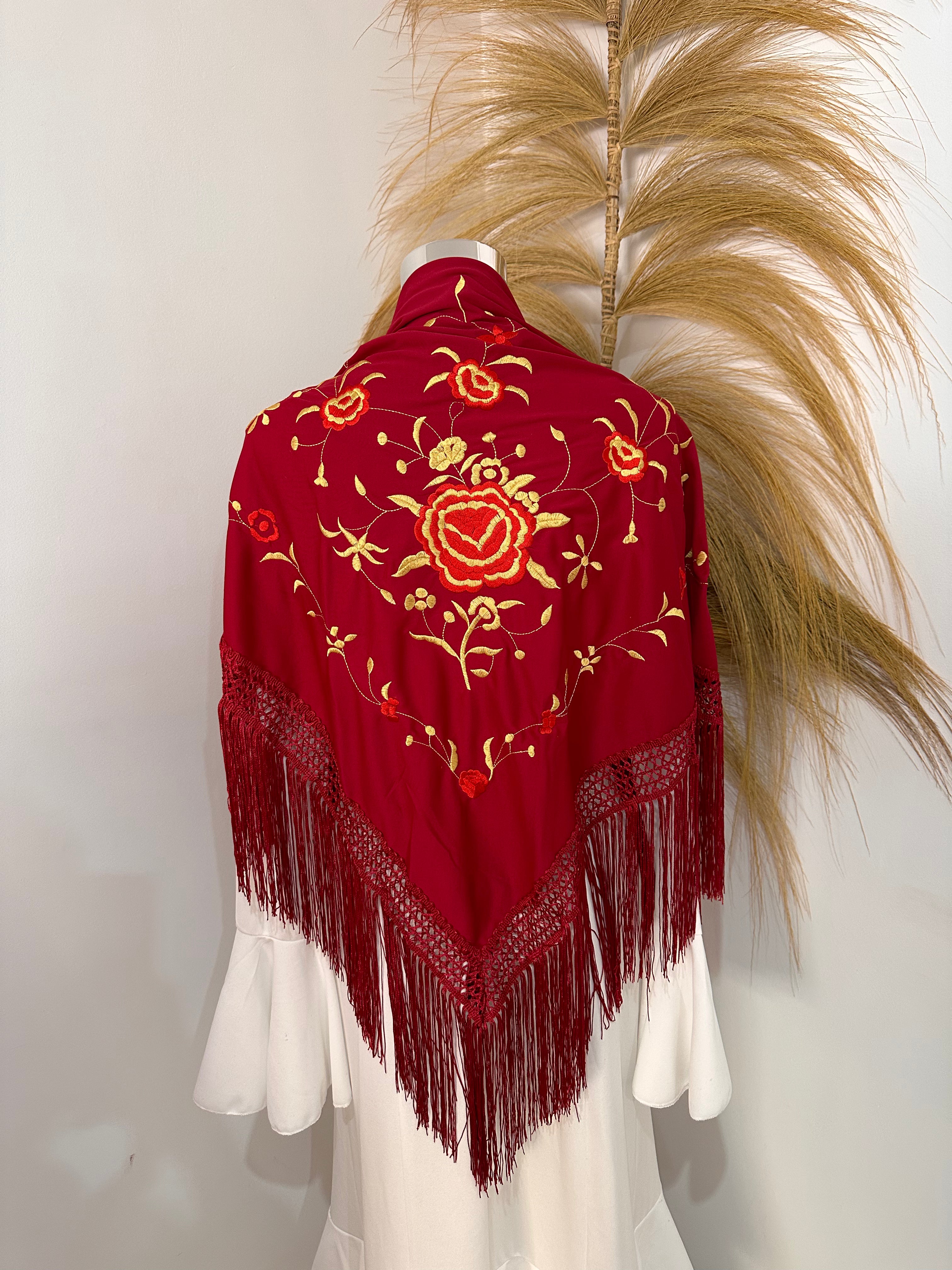 Mantoncillo burdeos con bordado rojo y dorado