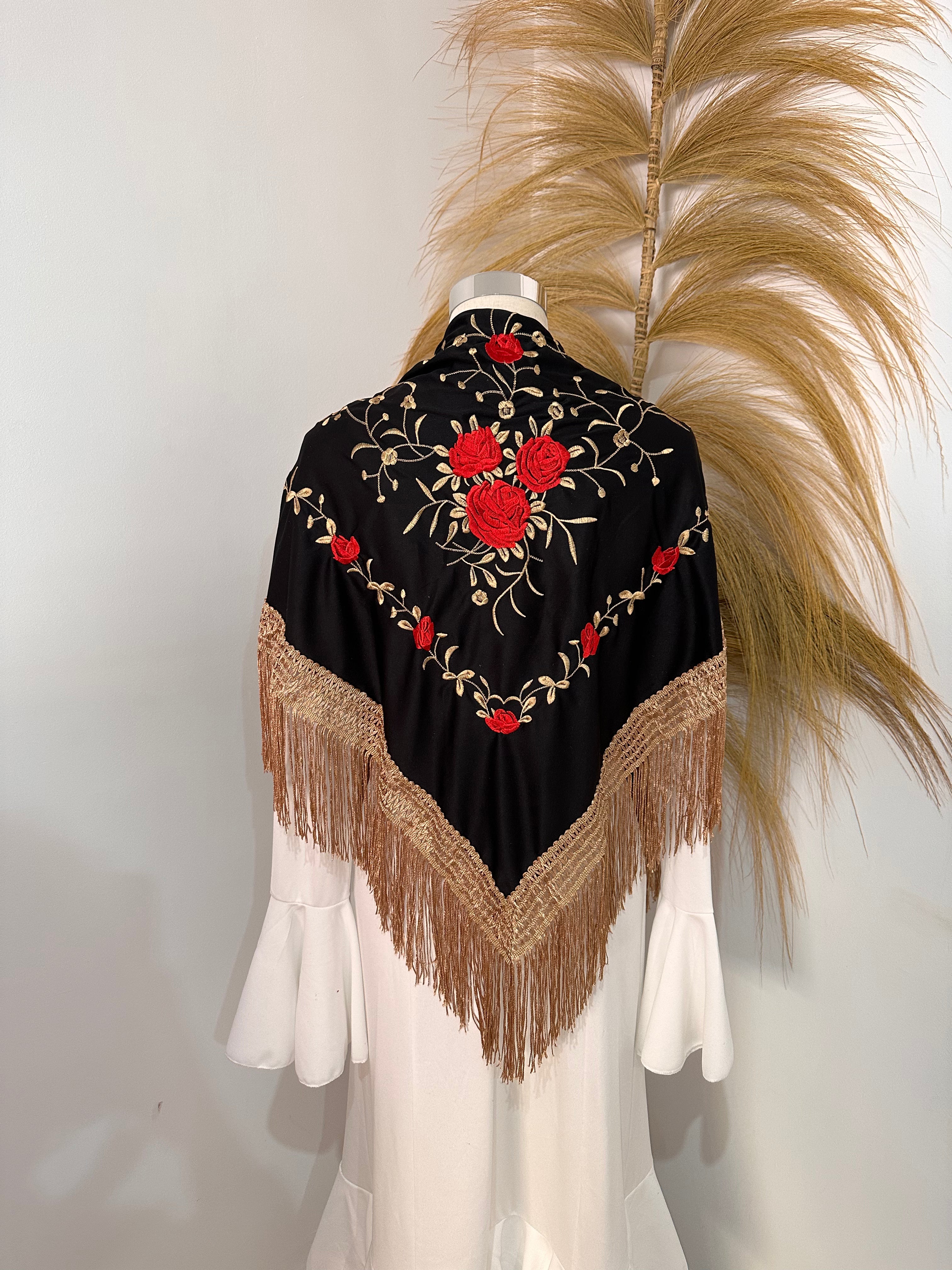 Mantoncillo negro con bordado y flecado rojo y dorado
