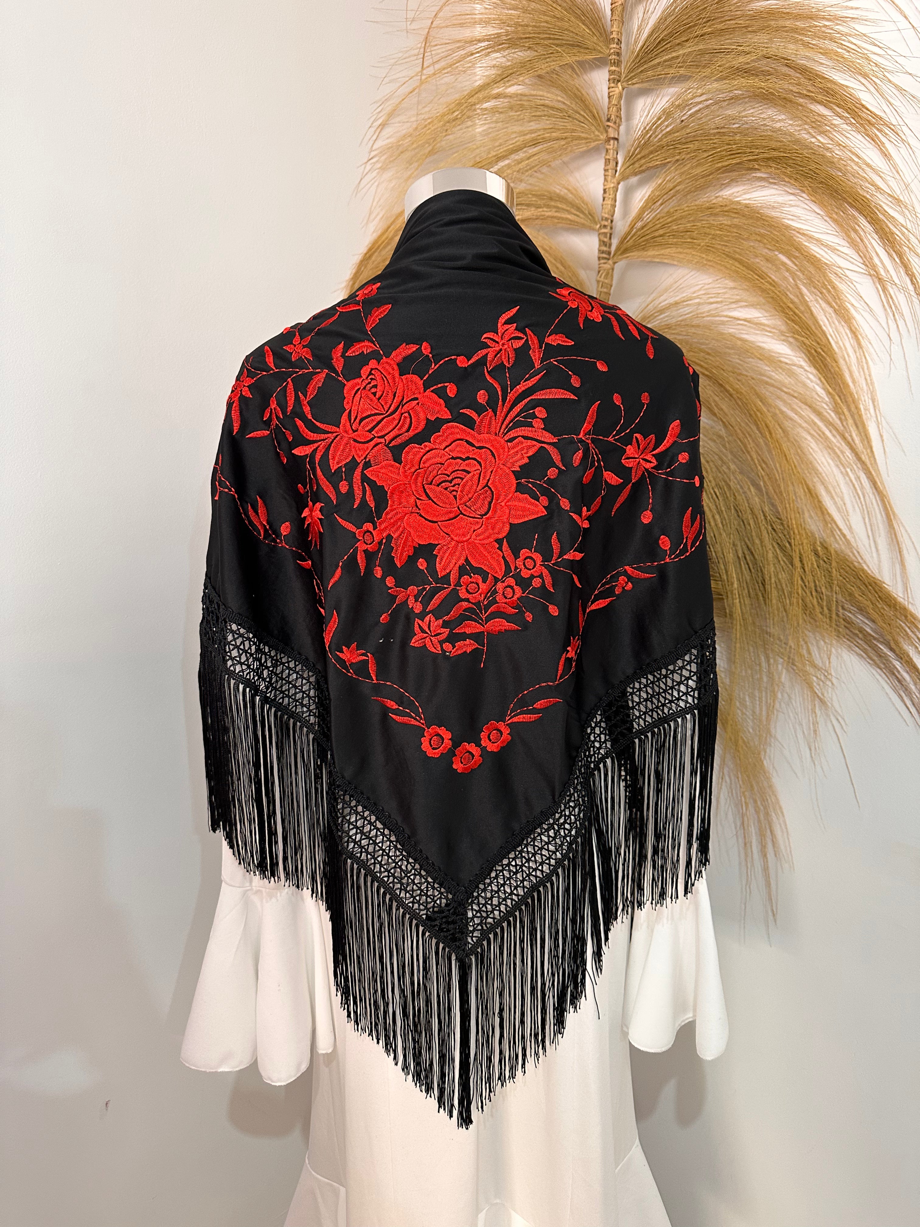 Mantoncillo negro con bordado rojo