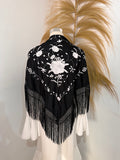 Mantoncillo negro con bordado blanco