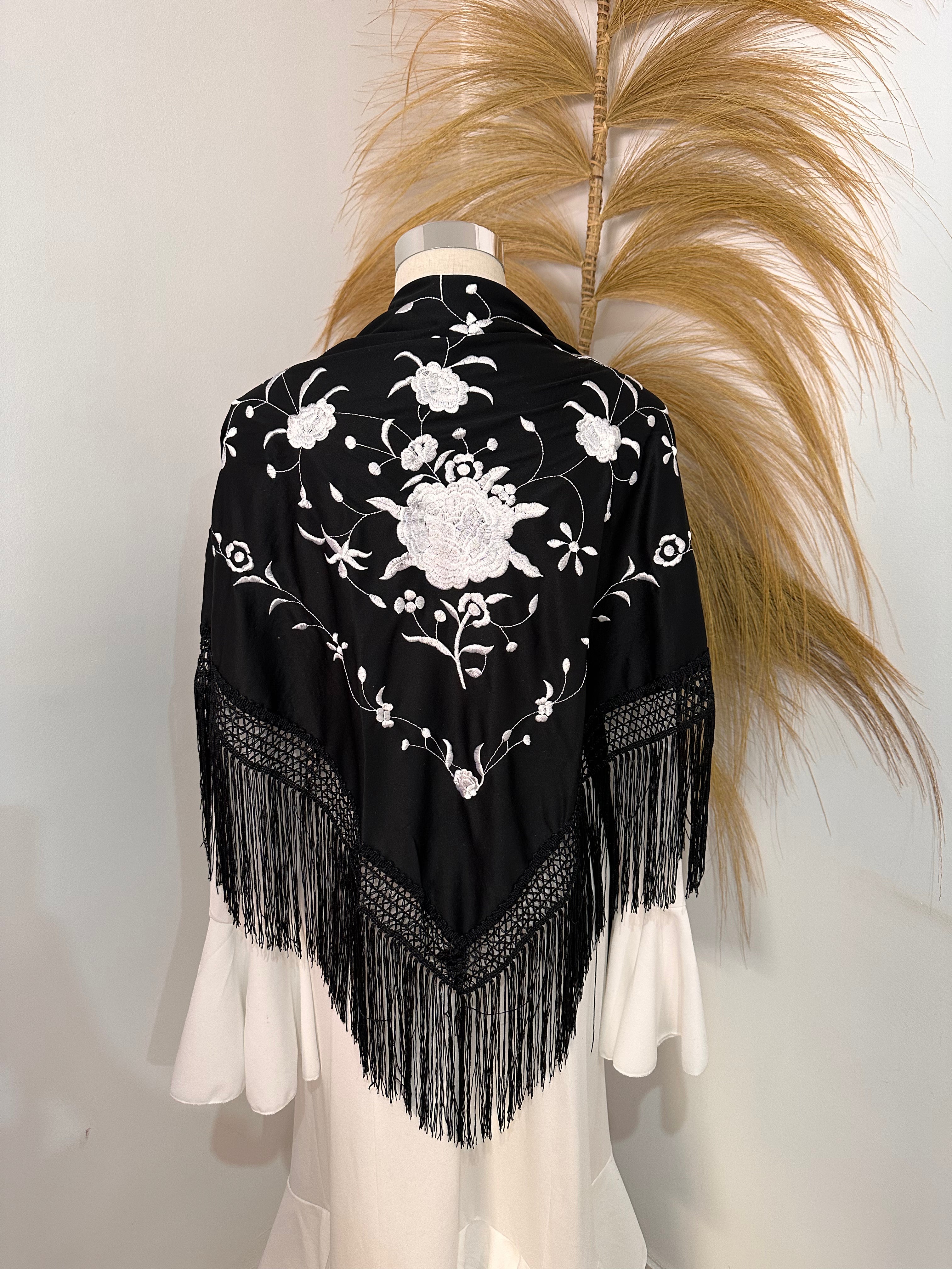 Mantoncillo negro con bordado blanco