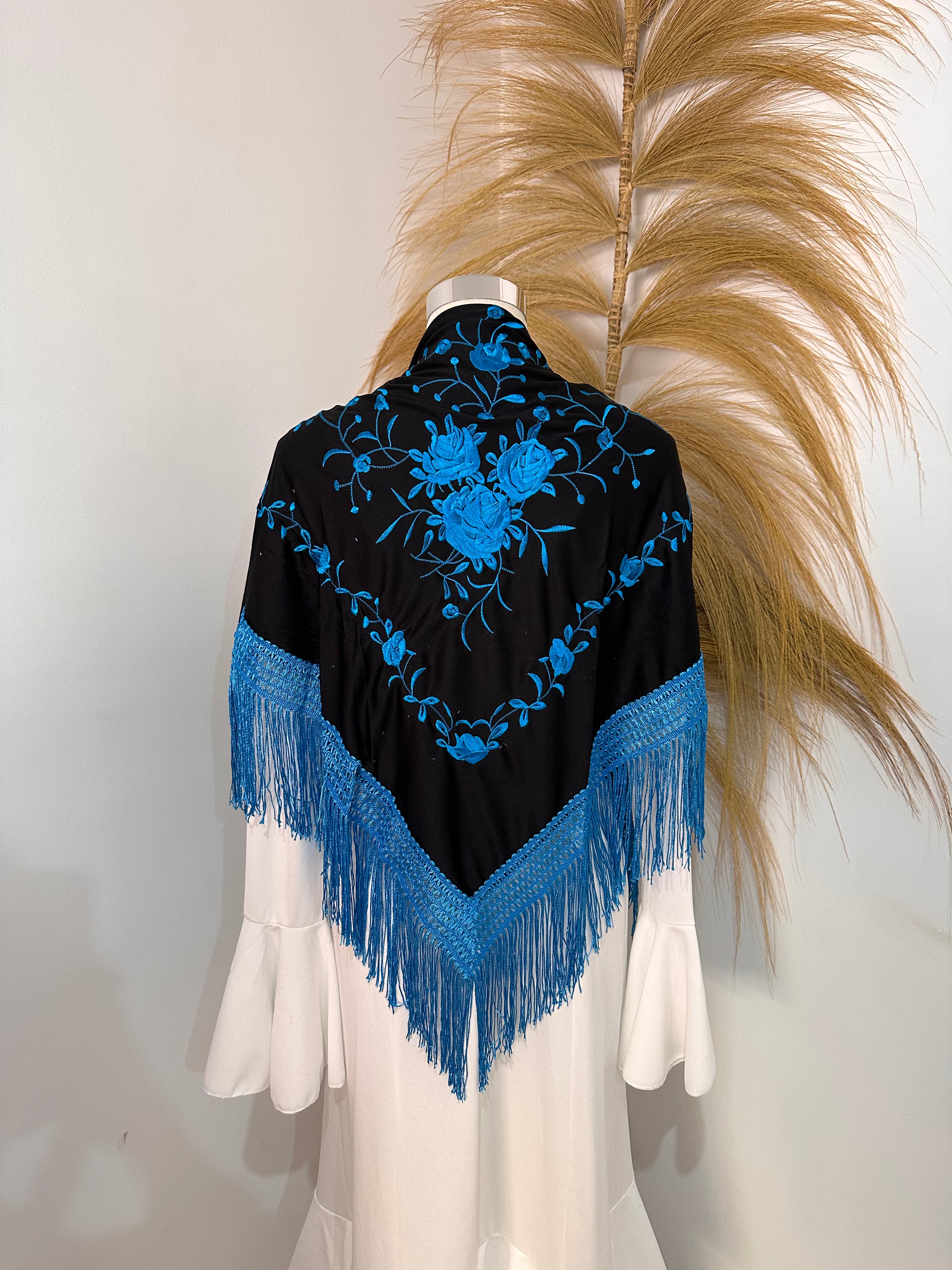 Mantoncillo negro con bordado y flecado azul