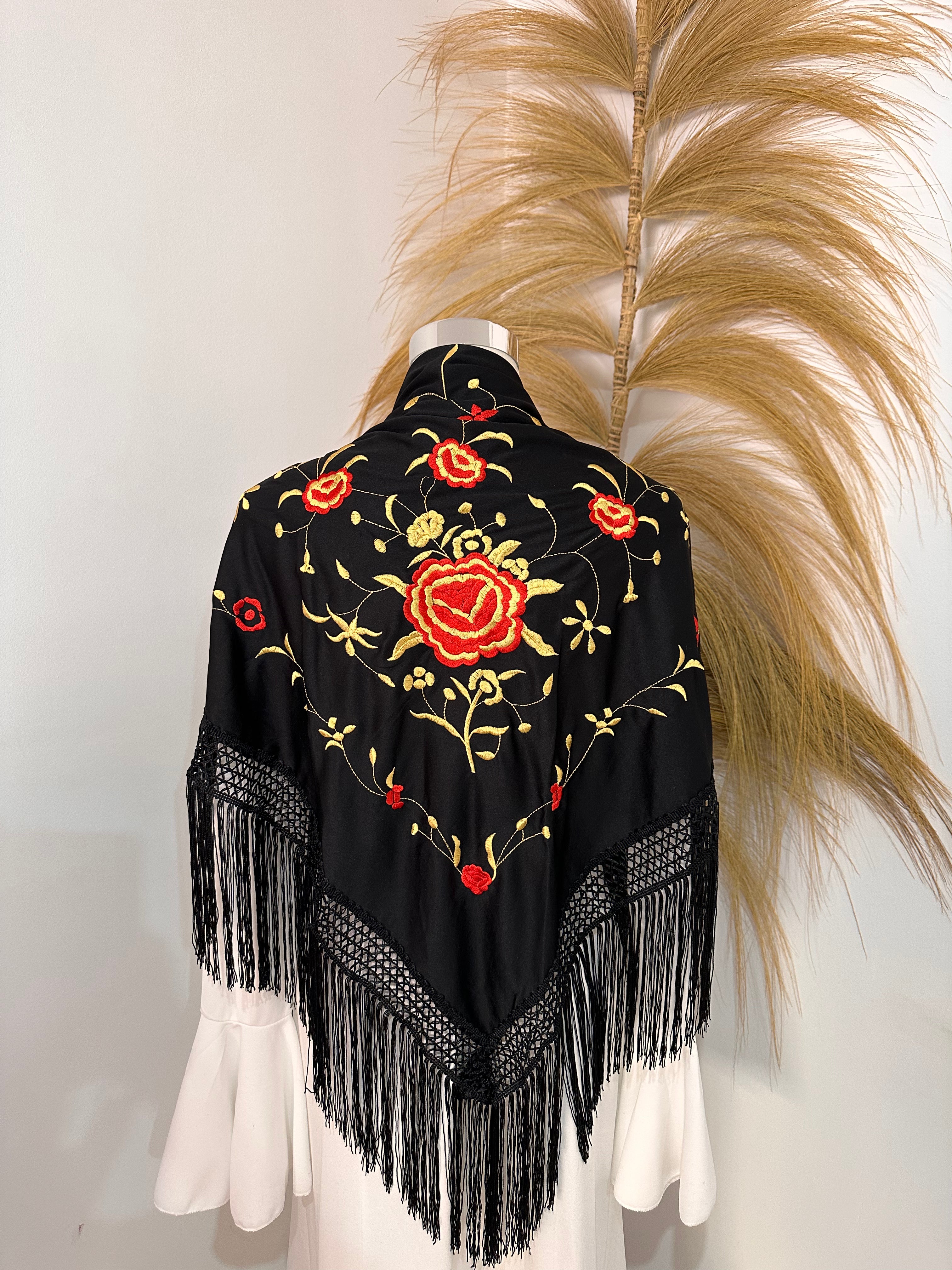 Mantoncillo negro bordado dorado y rojo