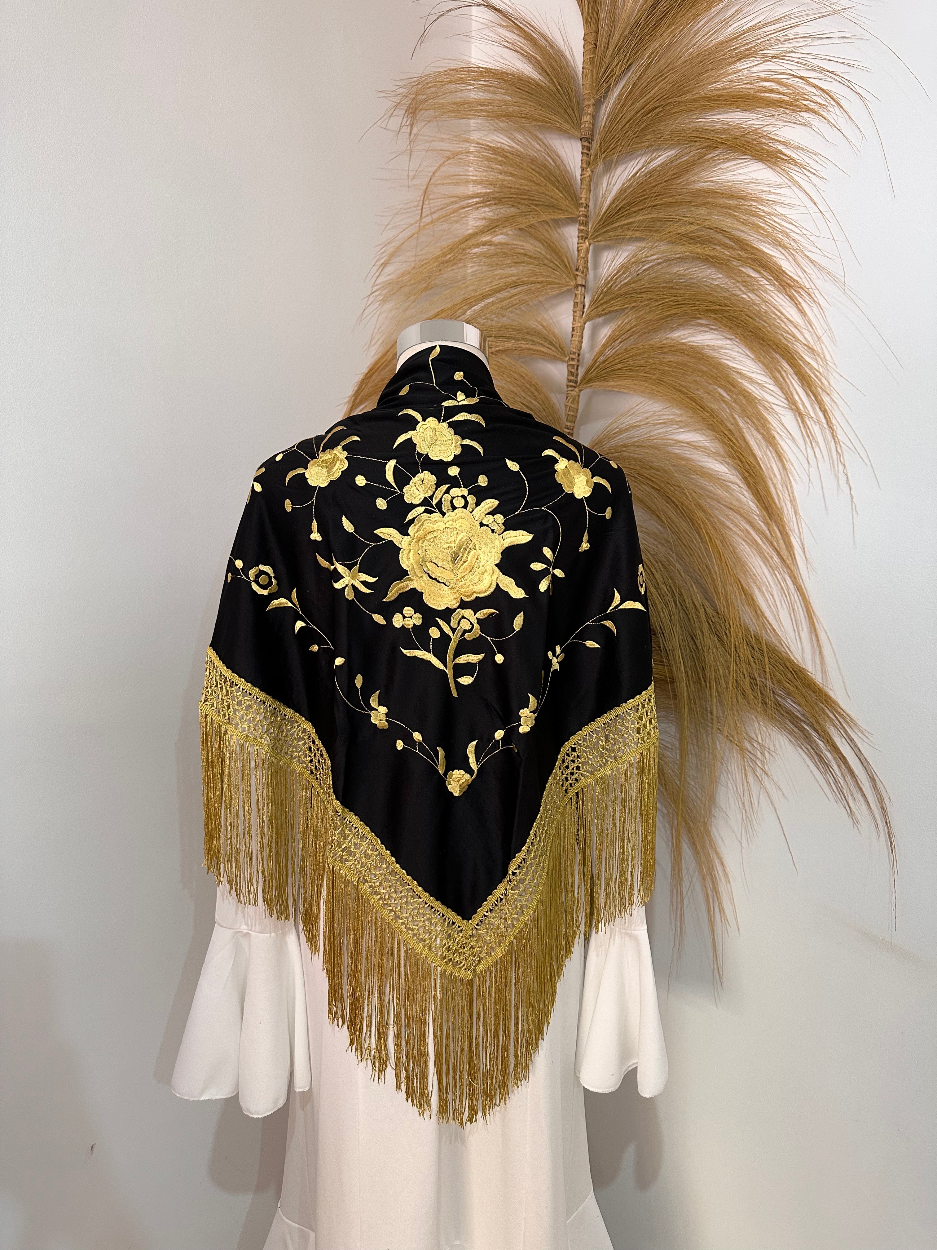 Mantoncillo negro con bordado y flecado dorado