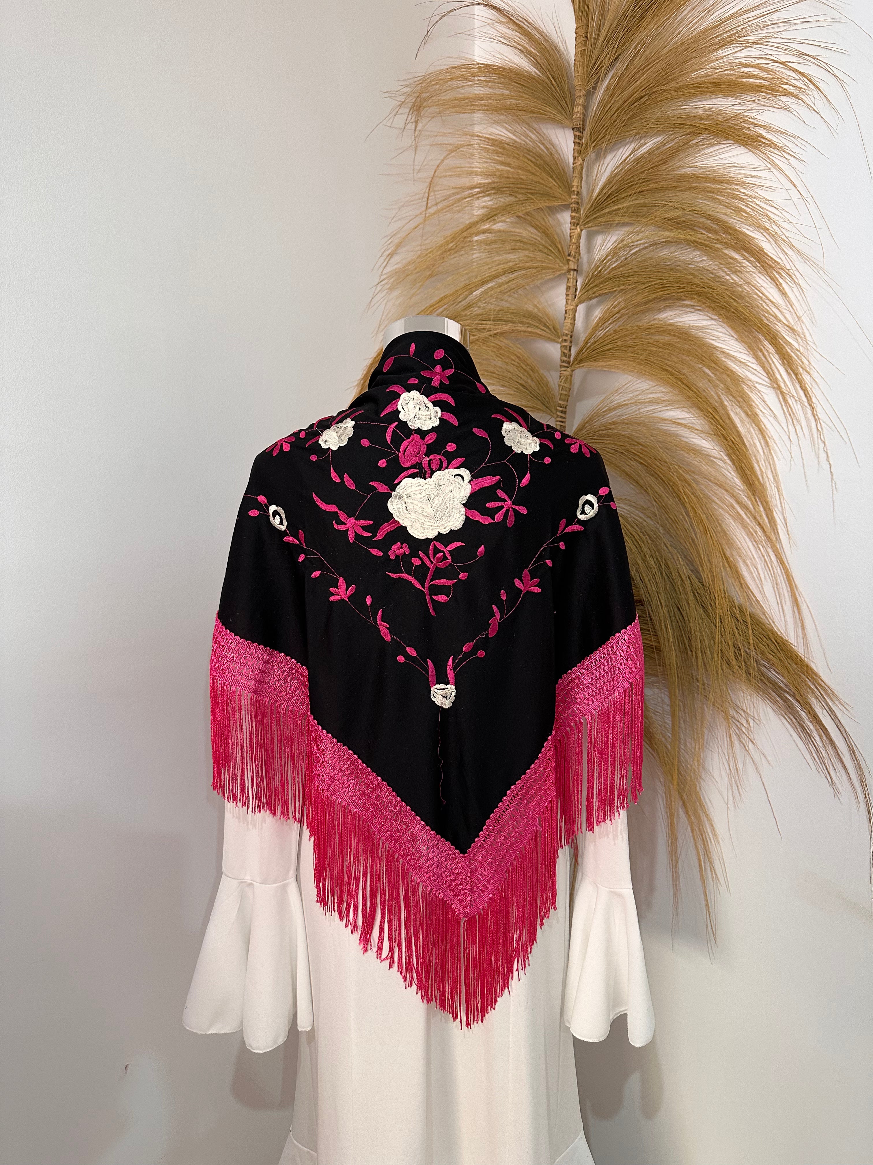 mantoncillo negro con bordado y flecado blanco y fucsia