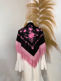 Mantoncillo negro bordado y flecado rosa
