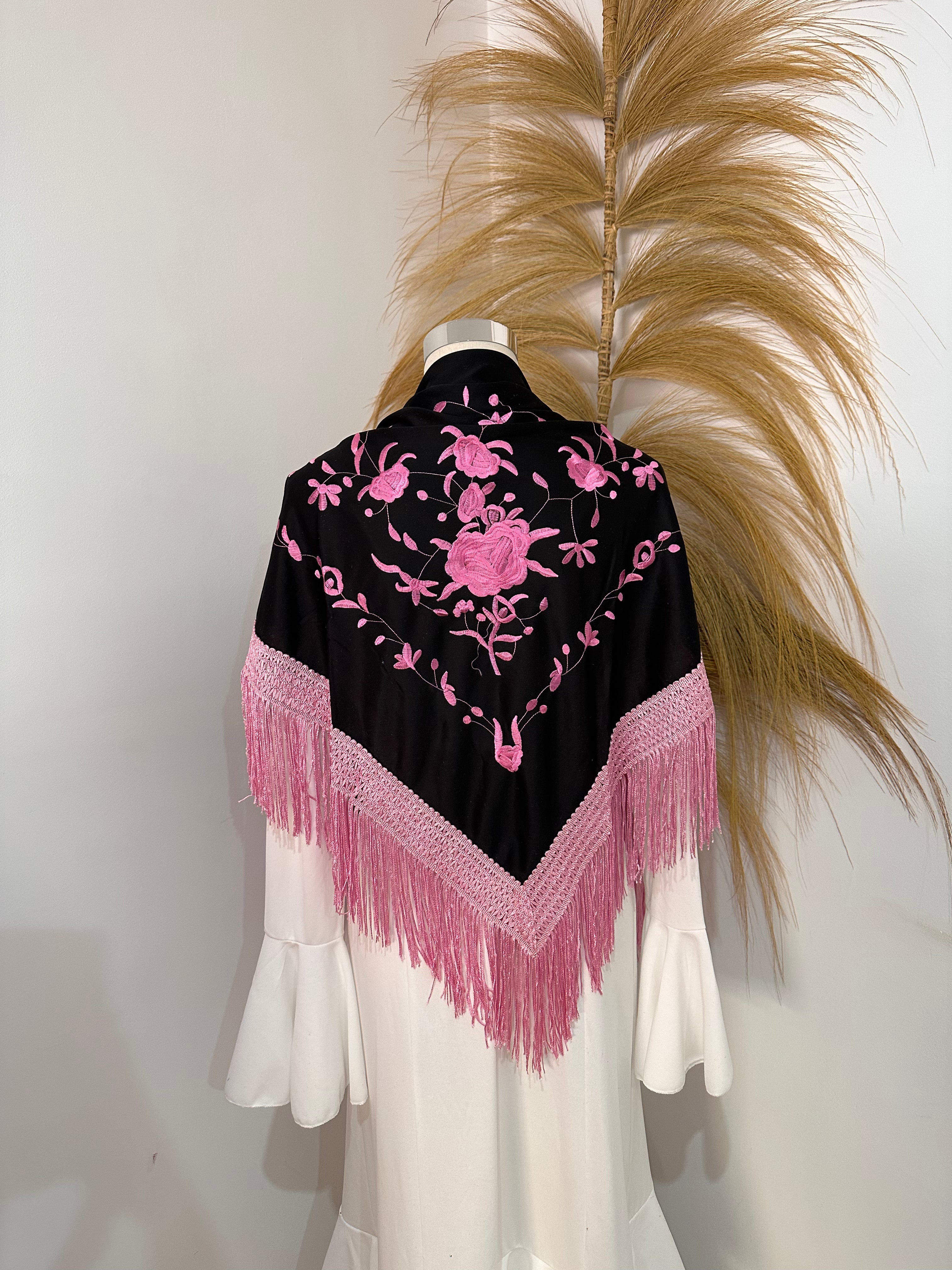 Mantoncillo negro bordado y flecado rosa