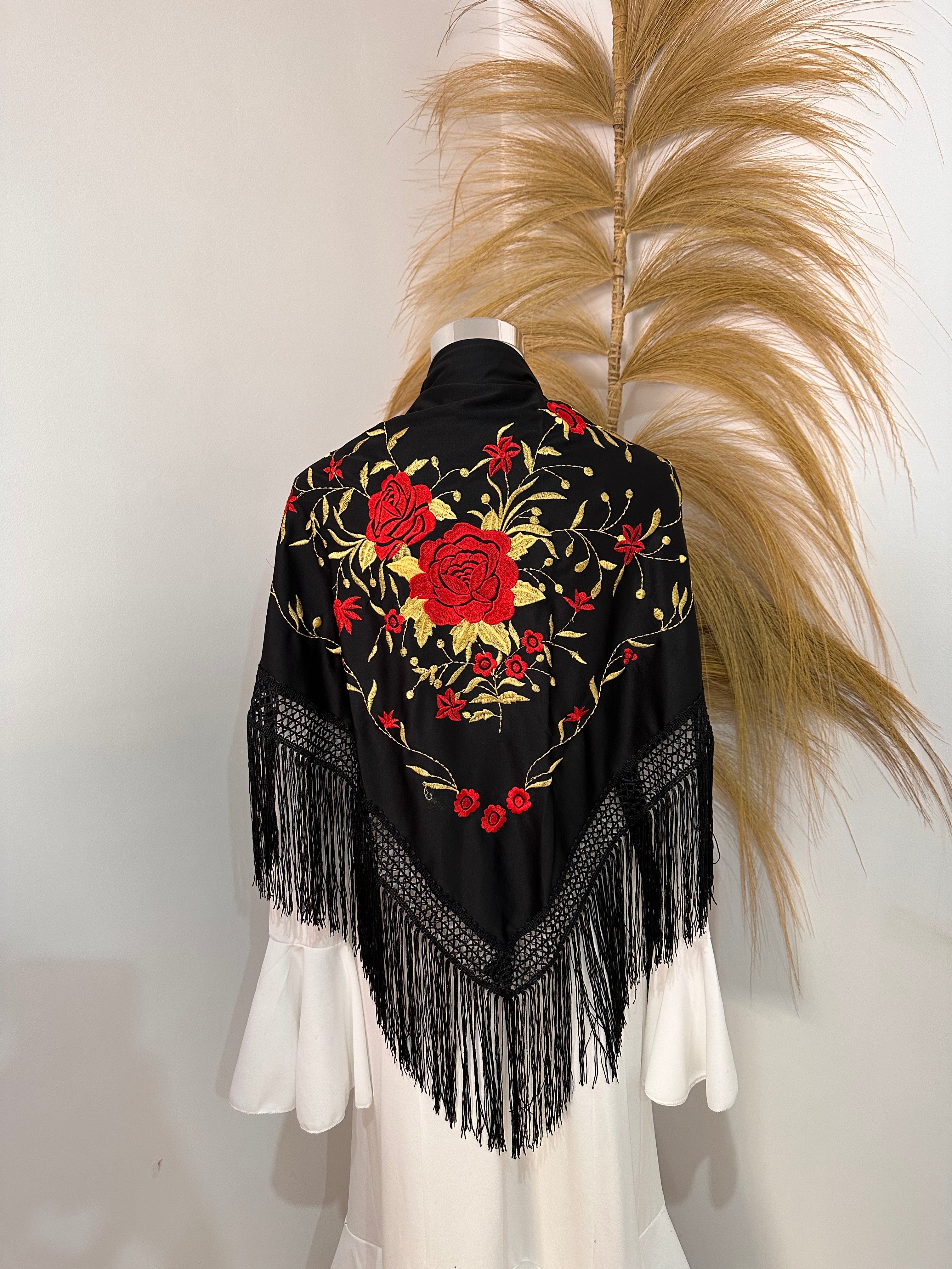 Mantoncillo negro bordado rojo y dorado