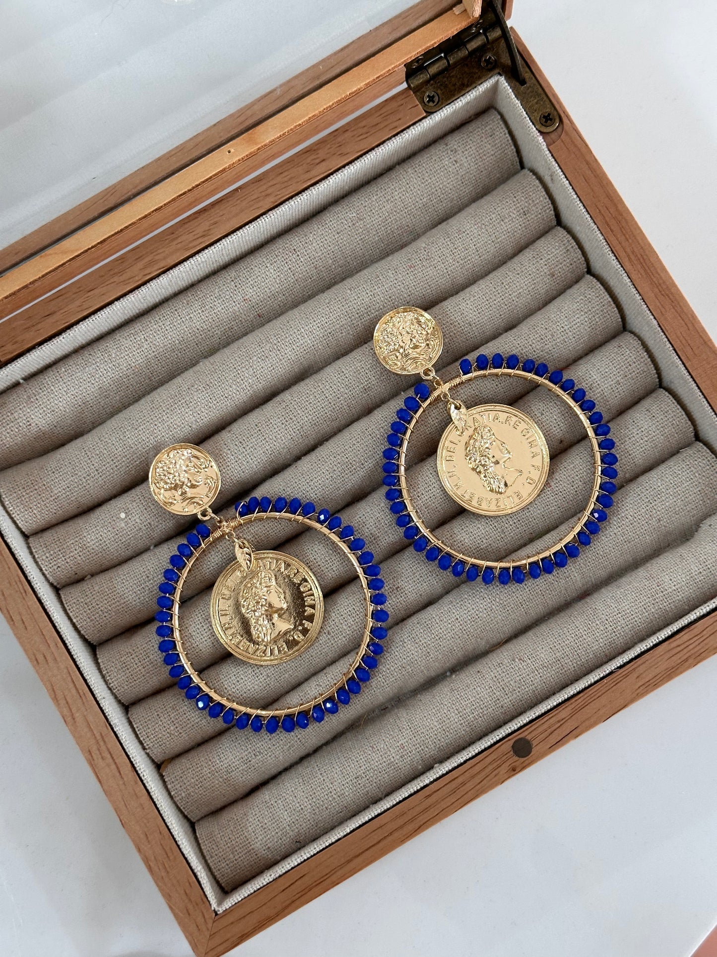 Pendientes moneda azul eléctrico