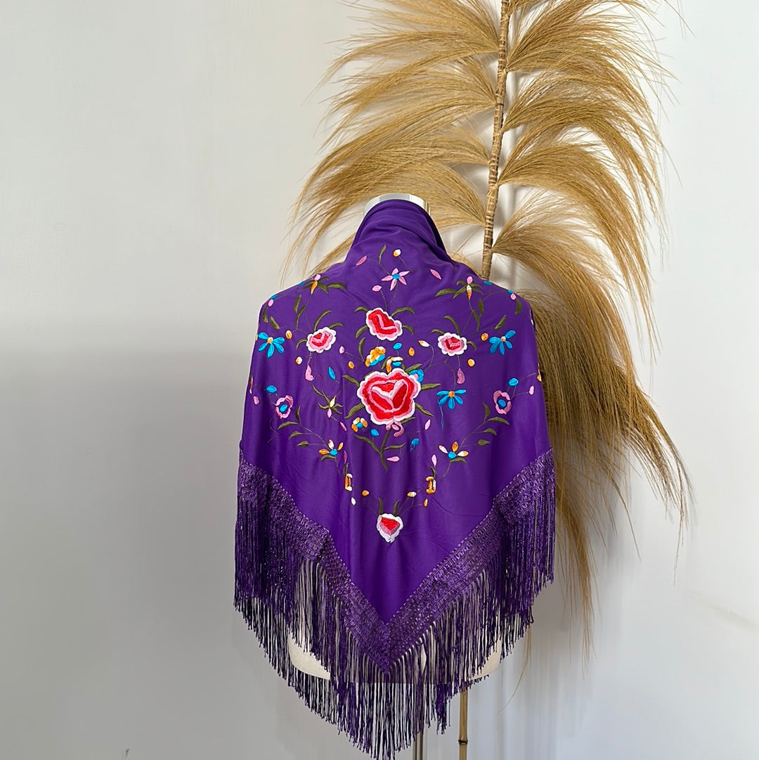 Mantoncillo morado bordado multicolor