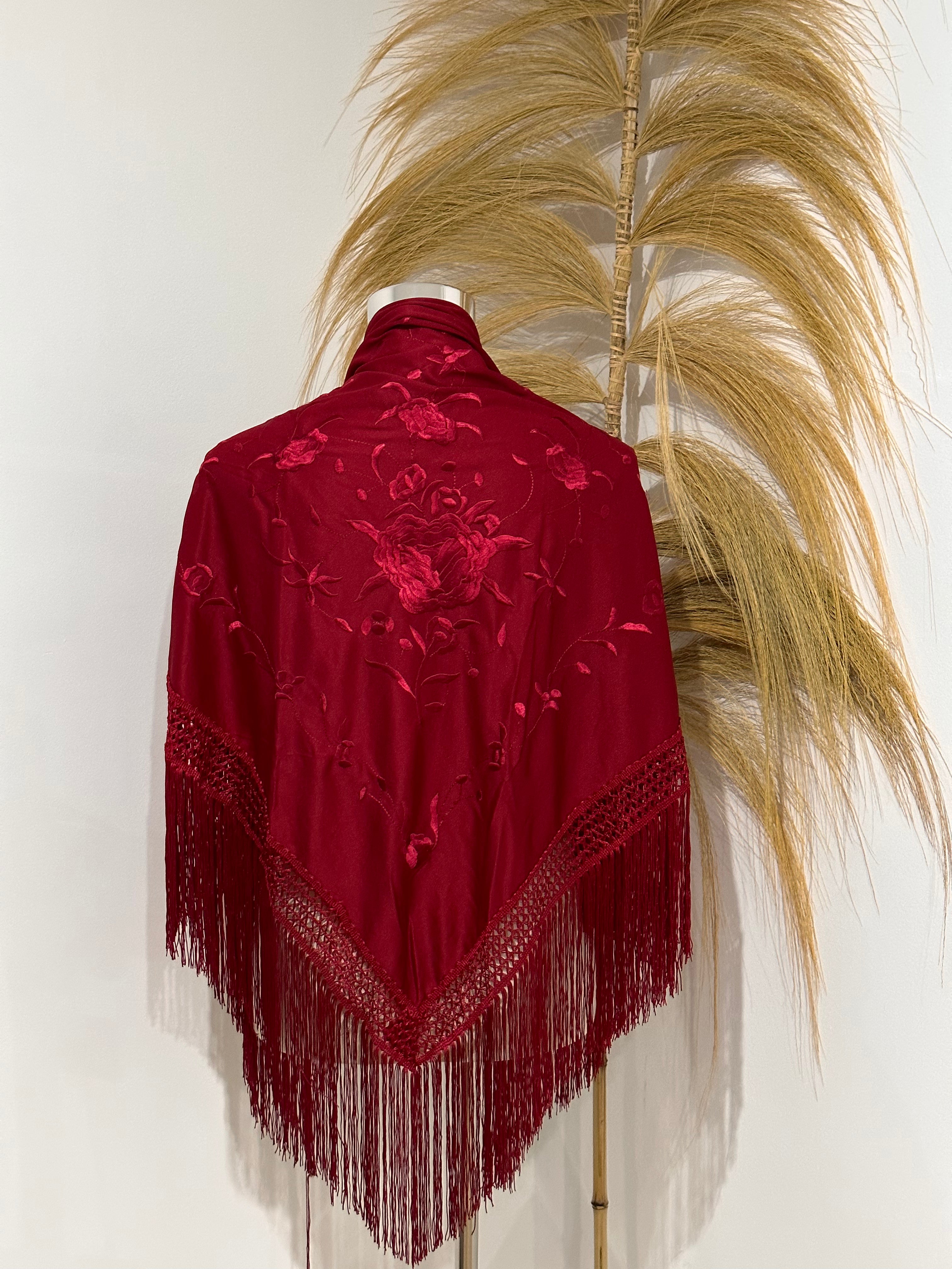 Mantoncillo burdeos bordado al tono