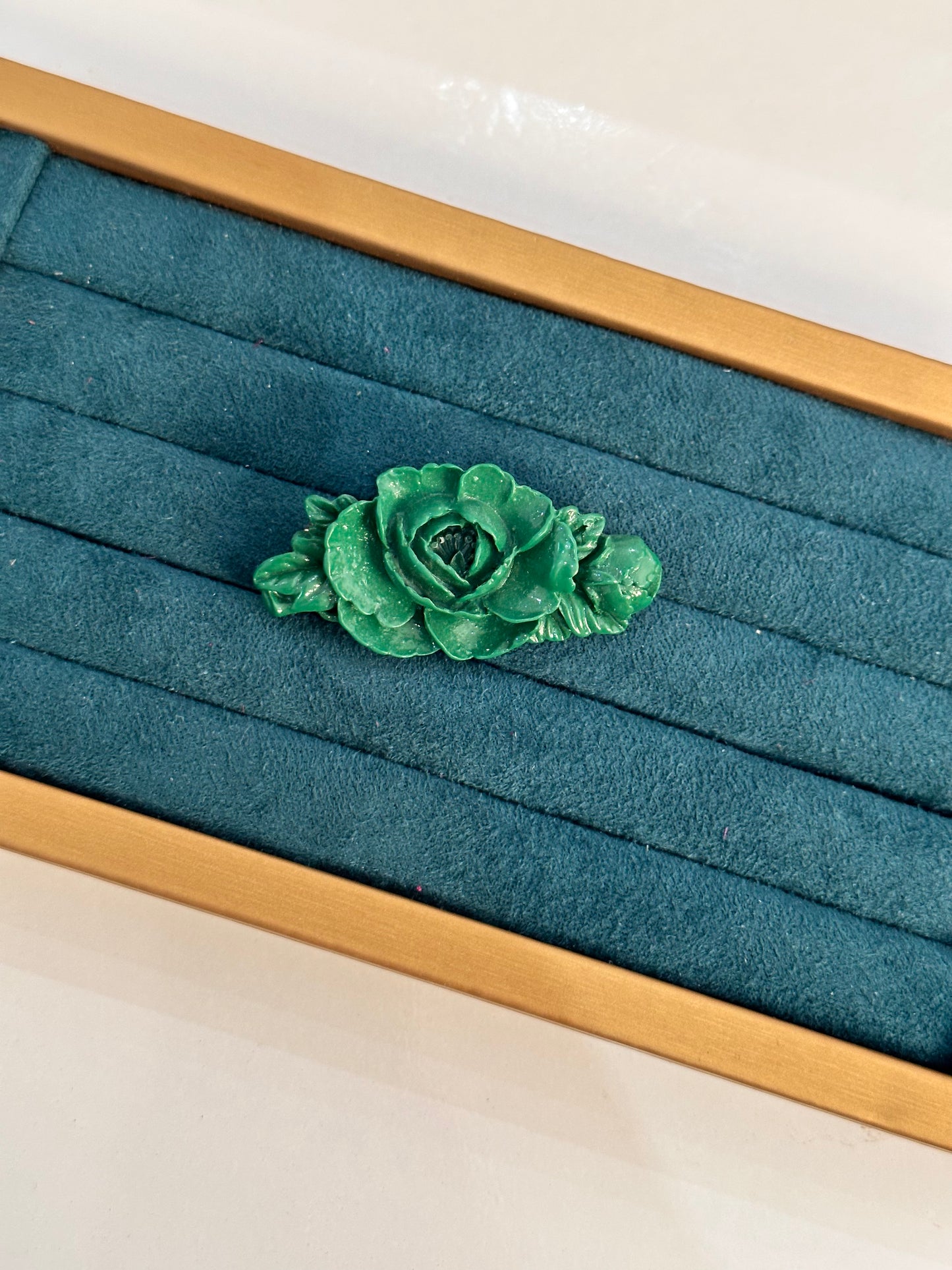 Broche rosa verde